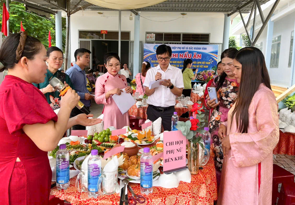 Đội Chi hội Phụ nữ thôn Bến Khế thuyết trình về các món ăn. 