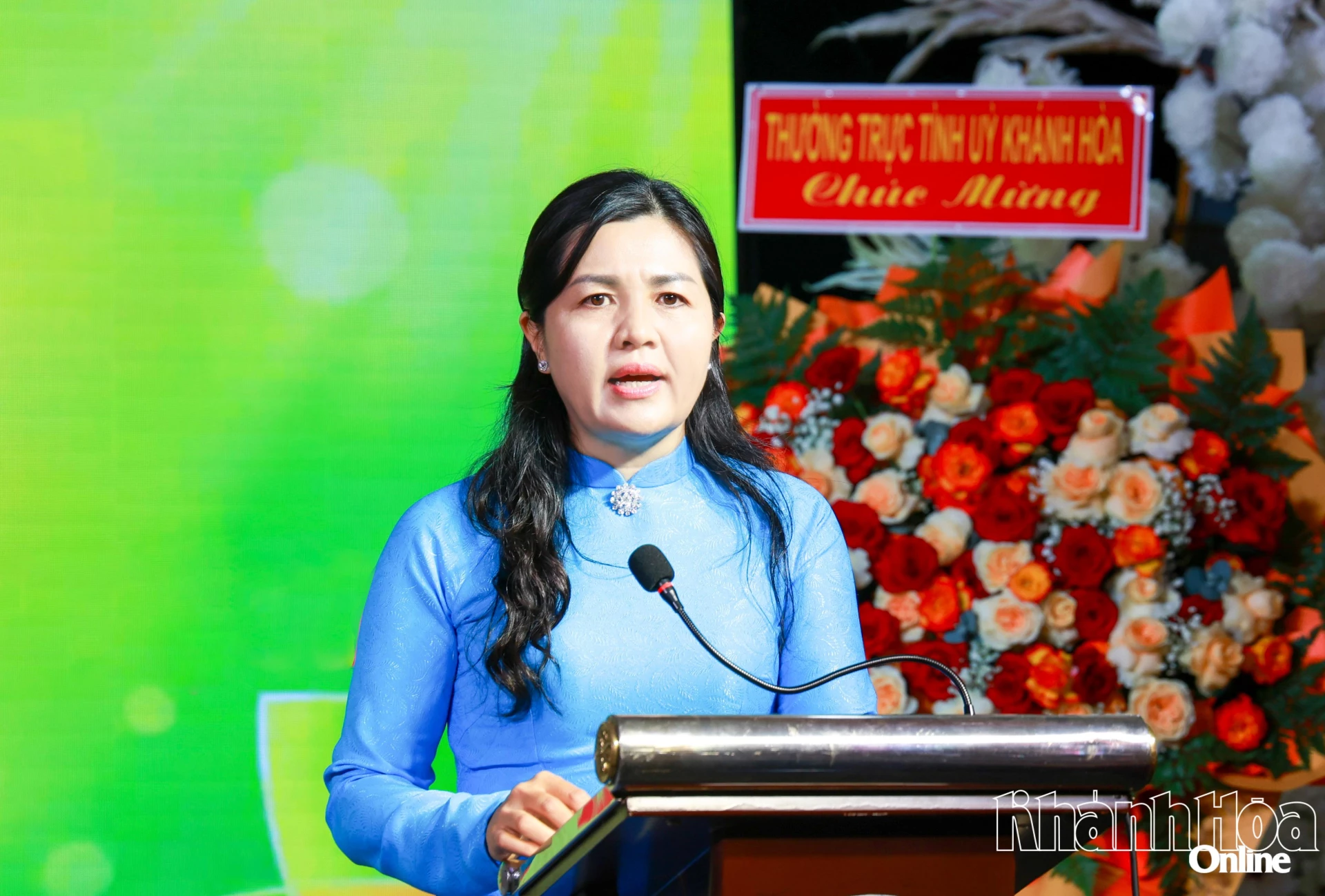 Bà Phan Thị Ngân Hạnh phát biểu ôn lại truyền thống vẻ vang của giai cấp nông dân và Hội Nông dân Việt Nam.