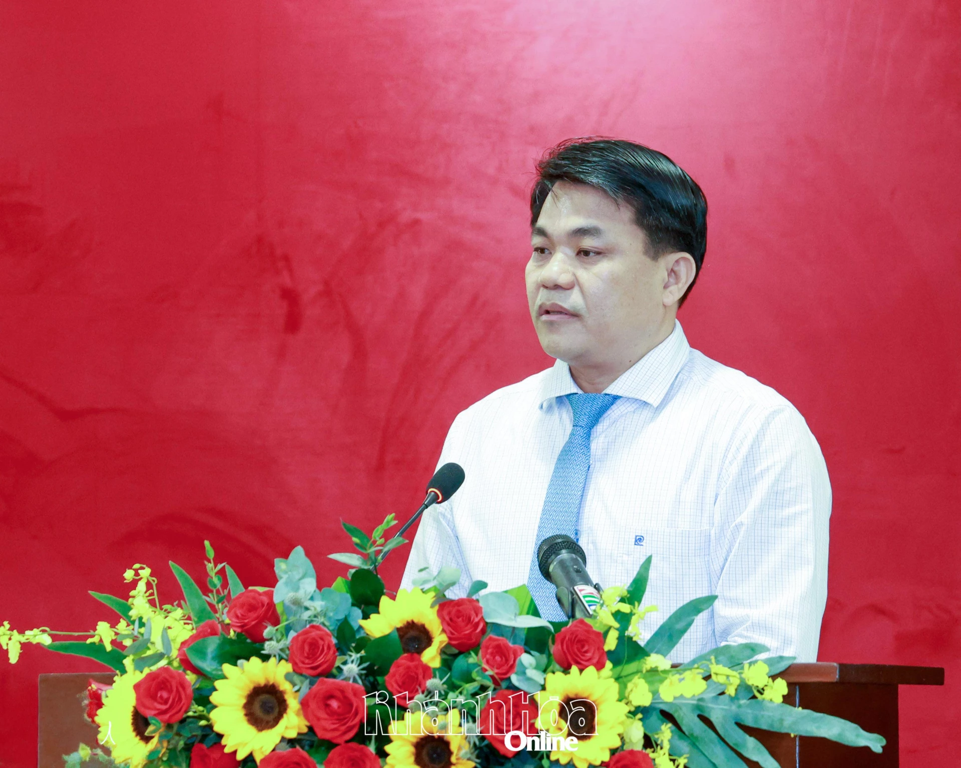 Lãnh đạo Sở Nông nghiệp và Môi trường trình bày nội dung về chế độ hỗ trợ khắc phục hậu quả do thiên tai gây ra trên địa bàn tỉnh.