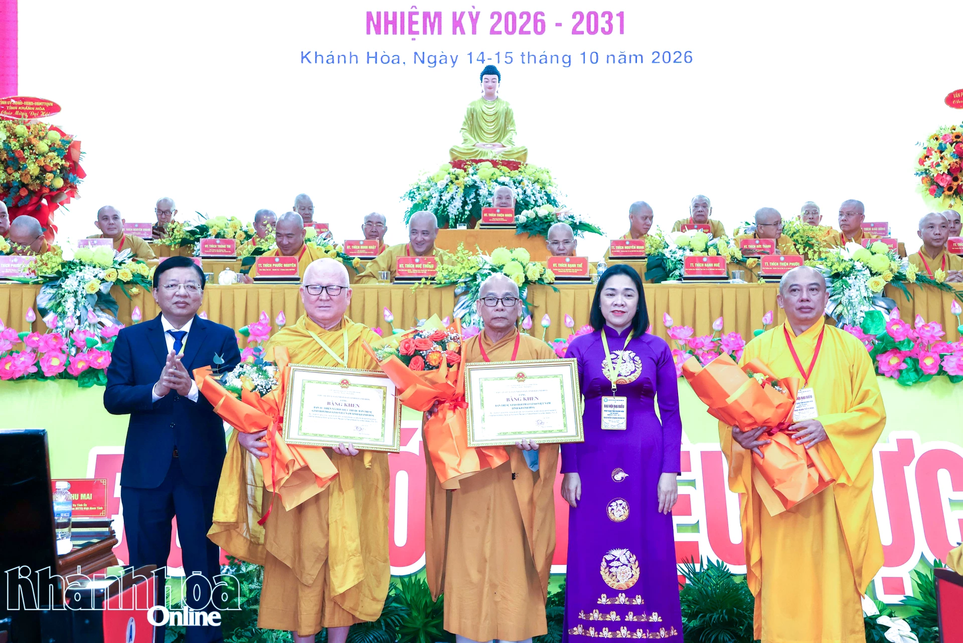Lãnh đạo tỉnh Khánh hòa tặng bằng khen cho các tập thể và cá nhân.