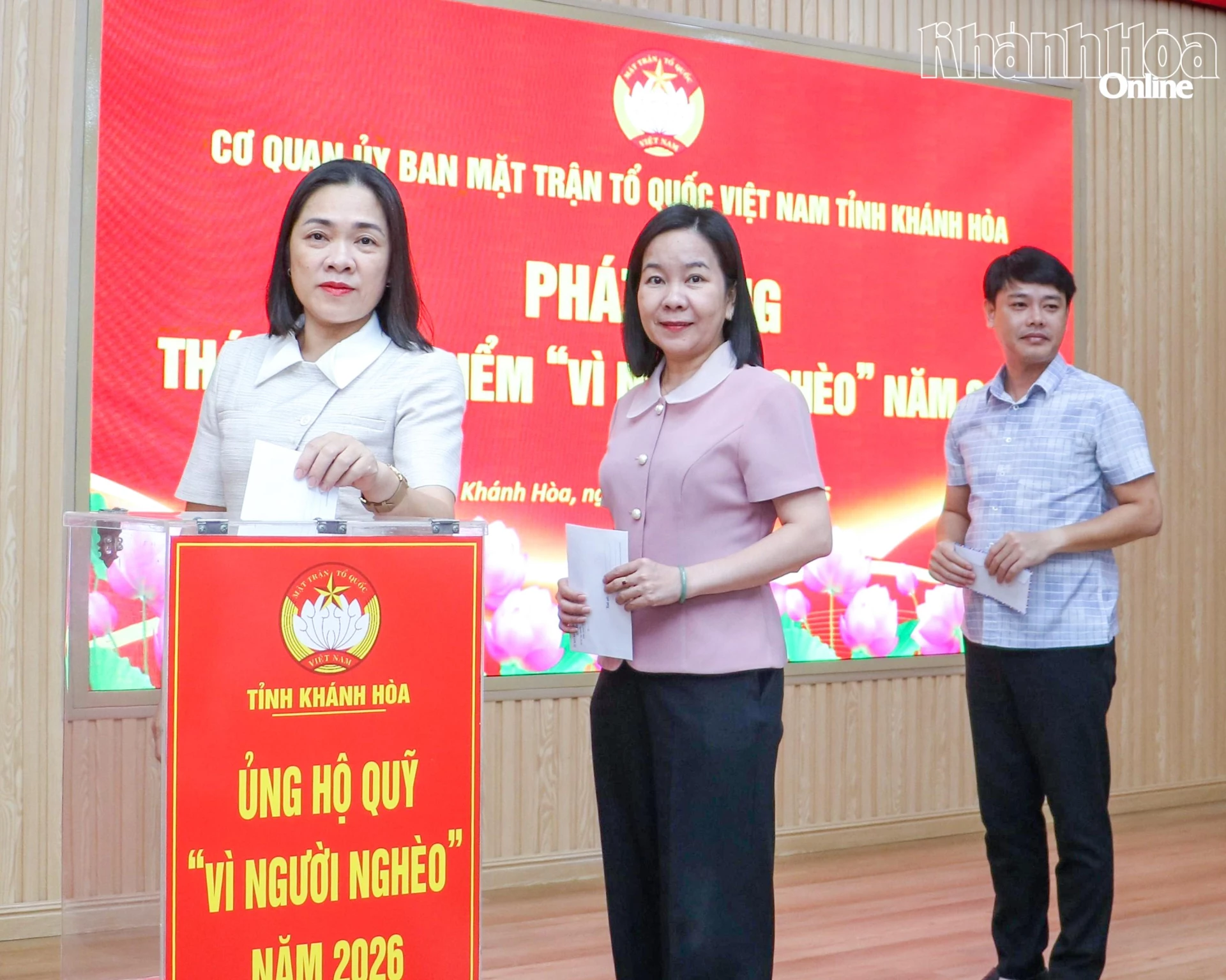 Lãnh đạo Ủy ban MTTQ Việt Nam tỉnh tham gia ủng hộ Quỹ Vì người nghèo tỉnh.