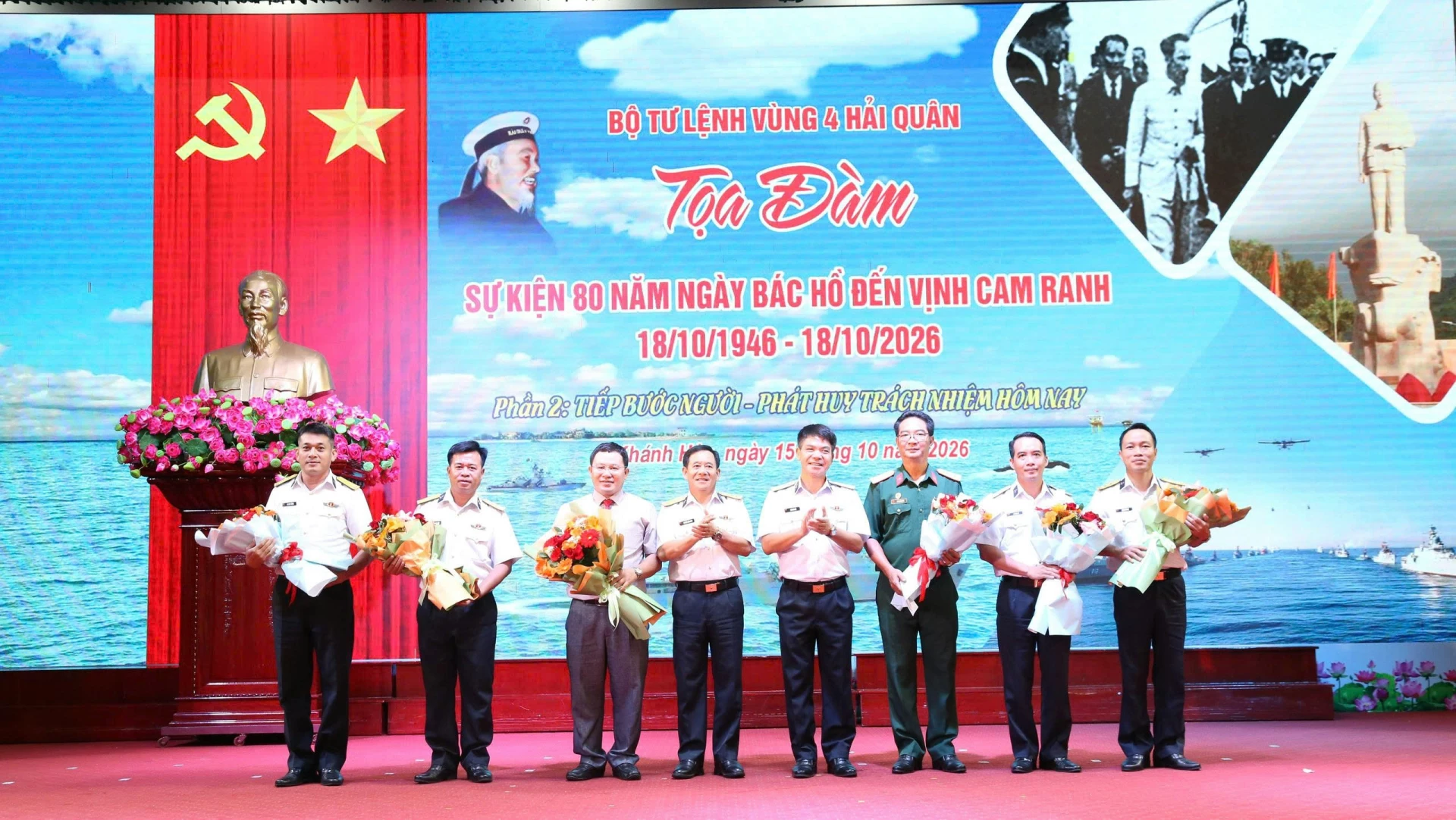 Lãnh đạo Vùng 4 tặng hoa cho các đại biểu tham gia giao lưu.