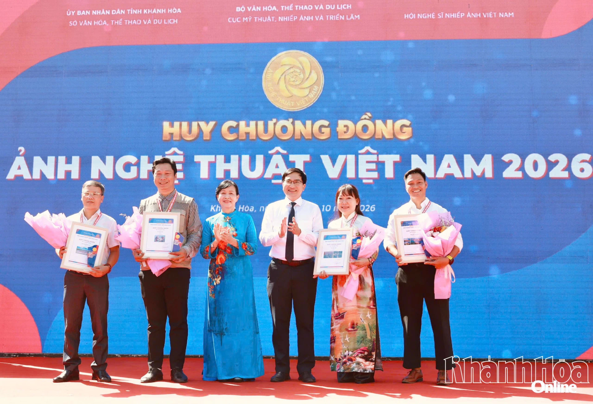 Ban tổ chức trao huy chương đồng cho các tác giả đoạt giải.