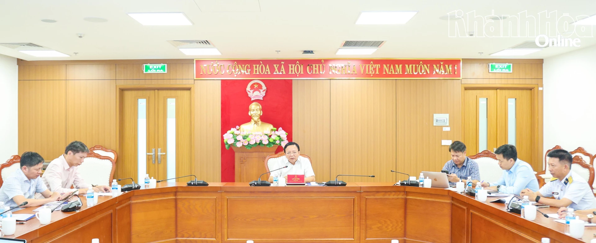 Quang cảnh cuộc họp.