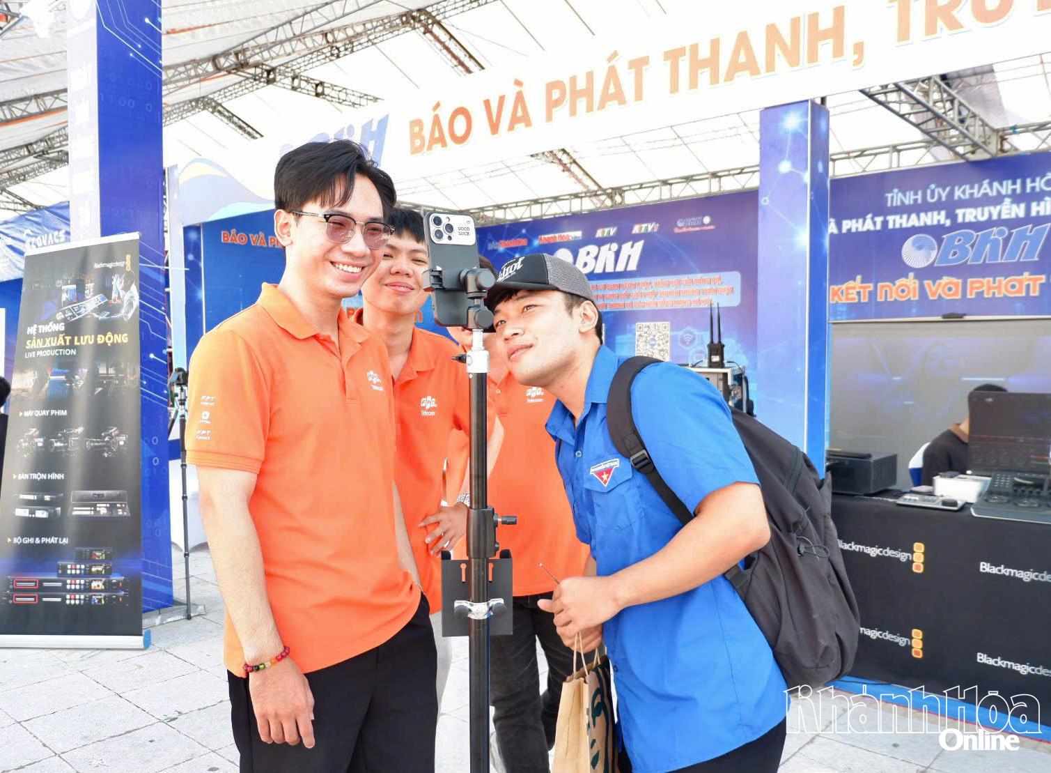 Khách tham quan xem lại video sau khi tác nghiệp với camera 360 độ.