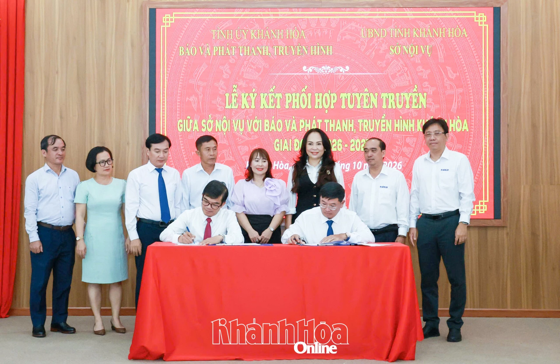 Lãnh đạo 2 cơ quan ký kết biên bản ghi nhớ phối hợp tuyên truyền.