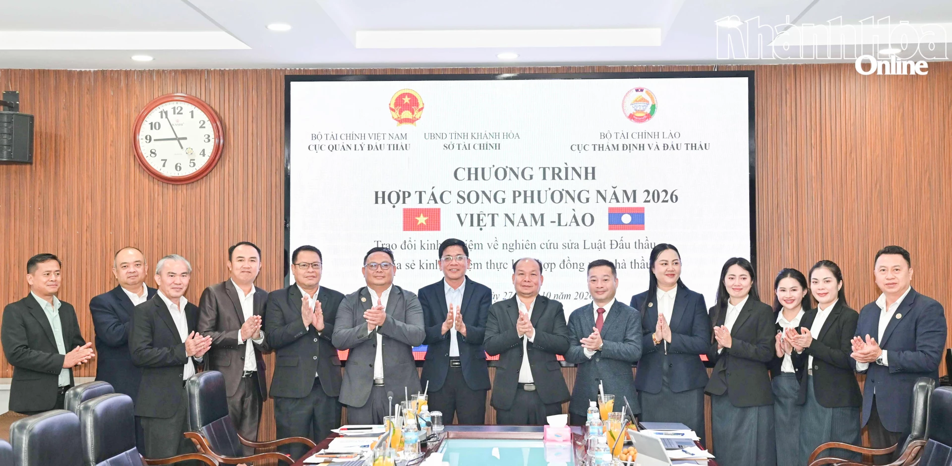 Các đại biểu chụp hình lưu niệm.