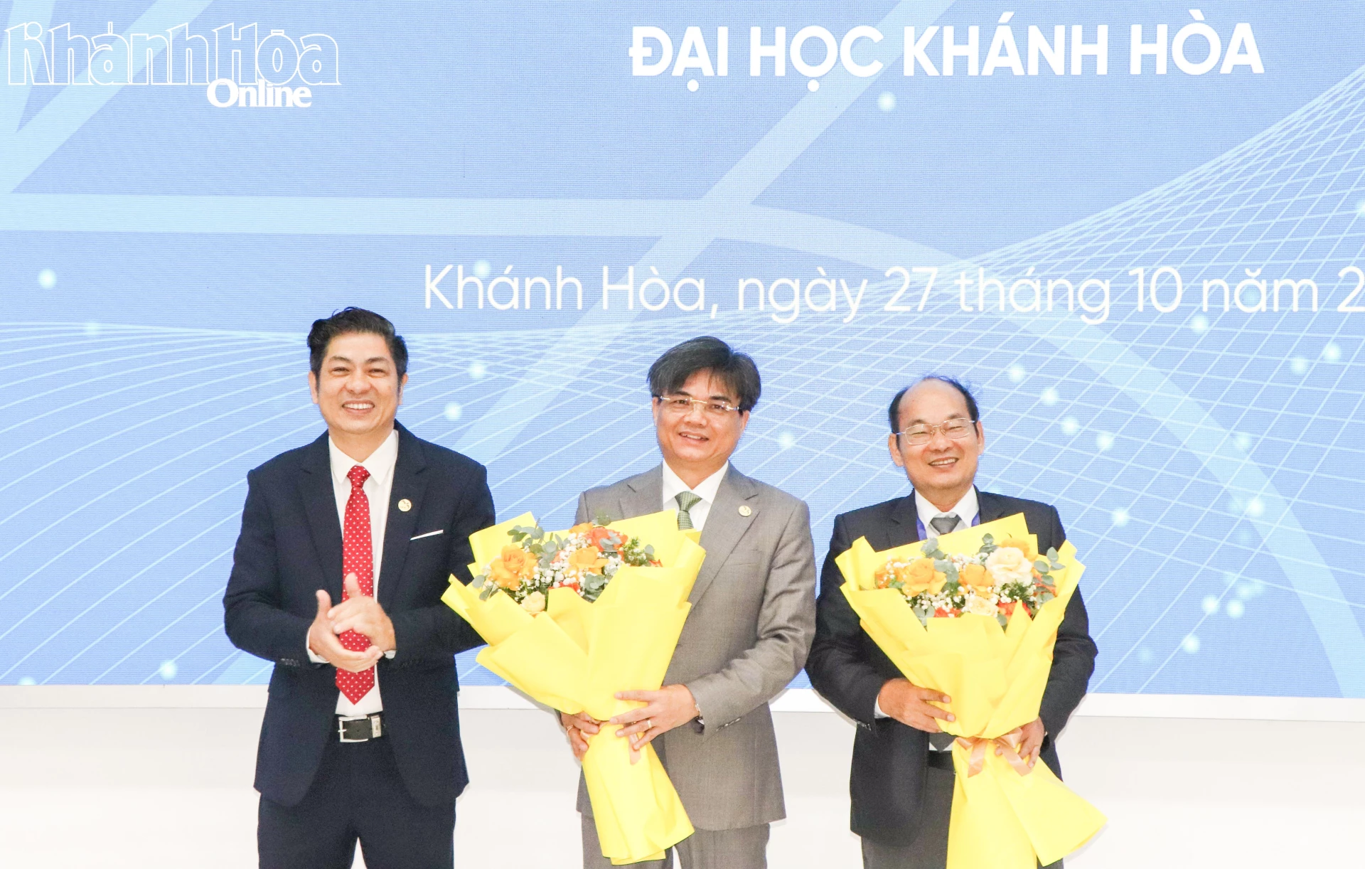 Tổng Biên tập tạp chí tặng hoa tri ân các vị nguyên là Tổng Biên tập và Phó Tổng biên tập tạp chí.