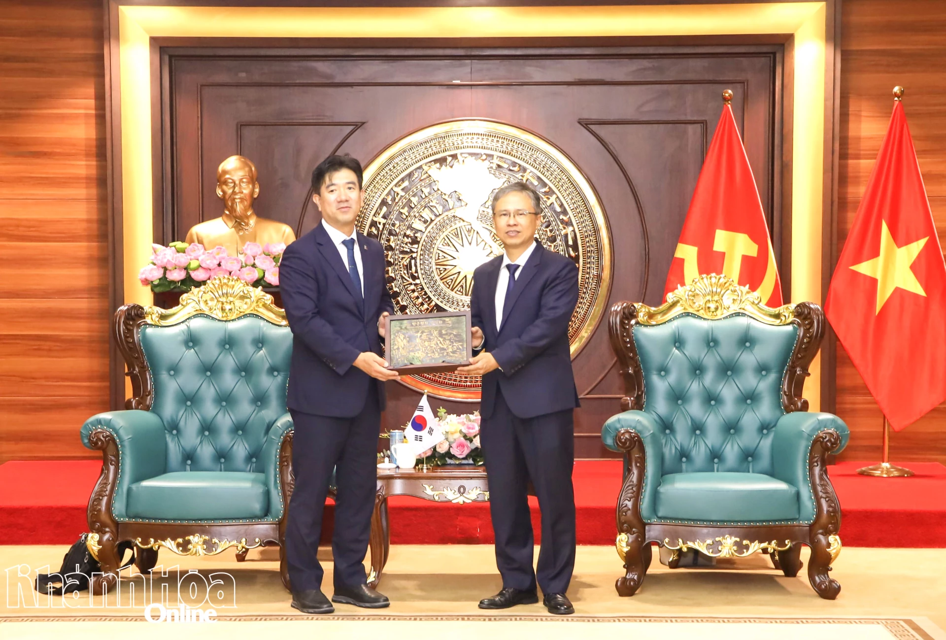 Ông Noh Dong-wan tặng quà lưu niệm cho đồng chí Trần Hòa Nam.