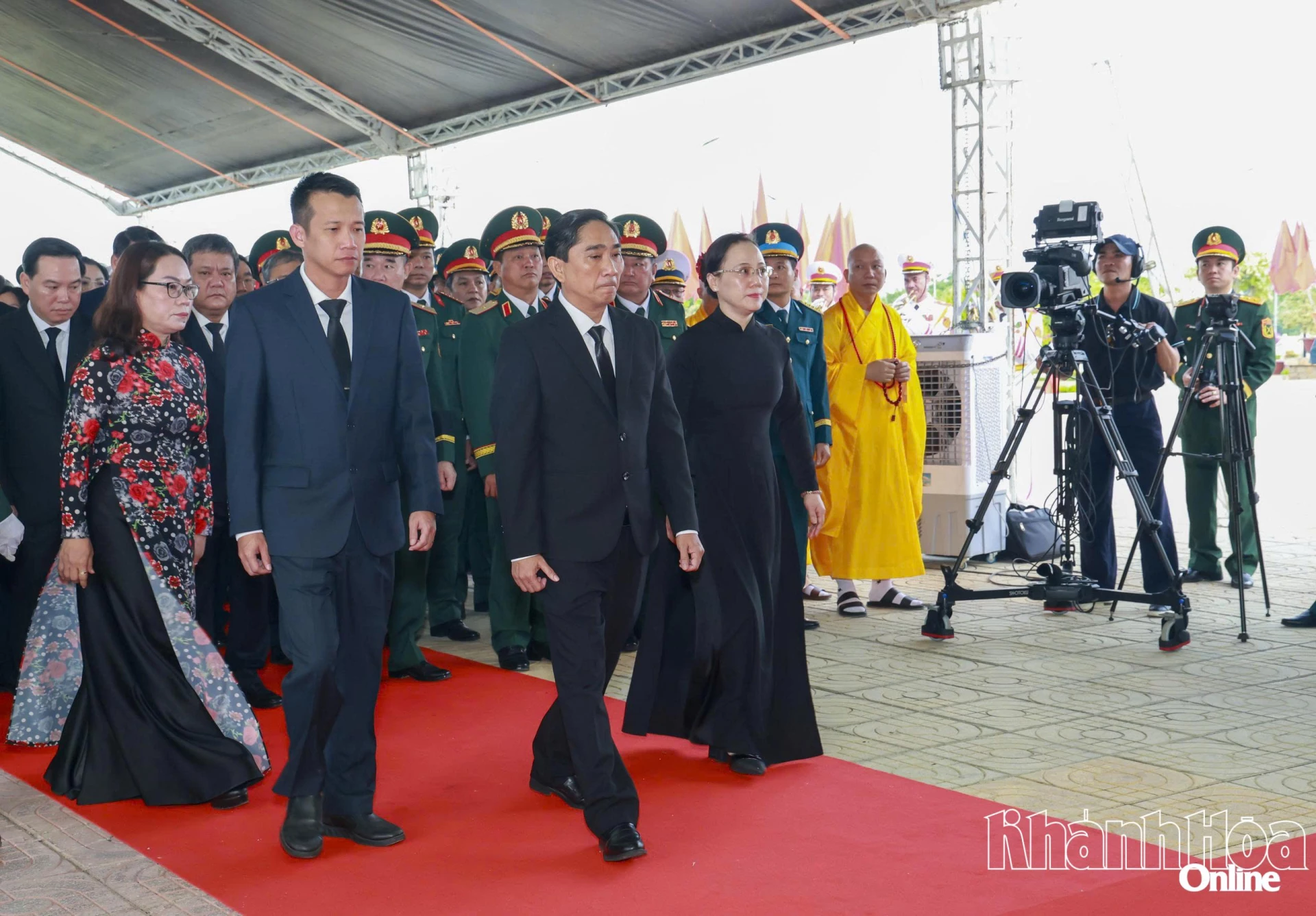 Đoàn đại biểu các xã phía Nam viếng nghĩa trang.
