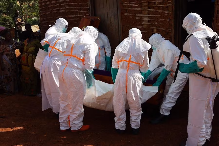 Các nhân viên y tế di chuyển thi thể một nạn nhân Ebola tại Mongbwalu, tỉnh Ituri, miền đông Cộng hòa Dân chủ Congo. (Ảnh: Tân Hoa xã)
