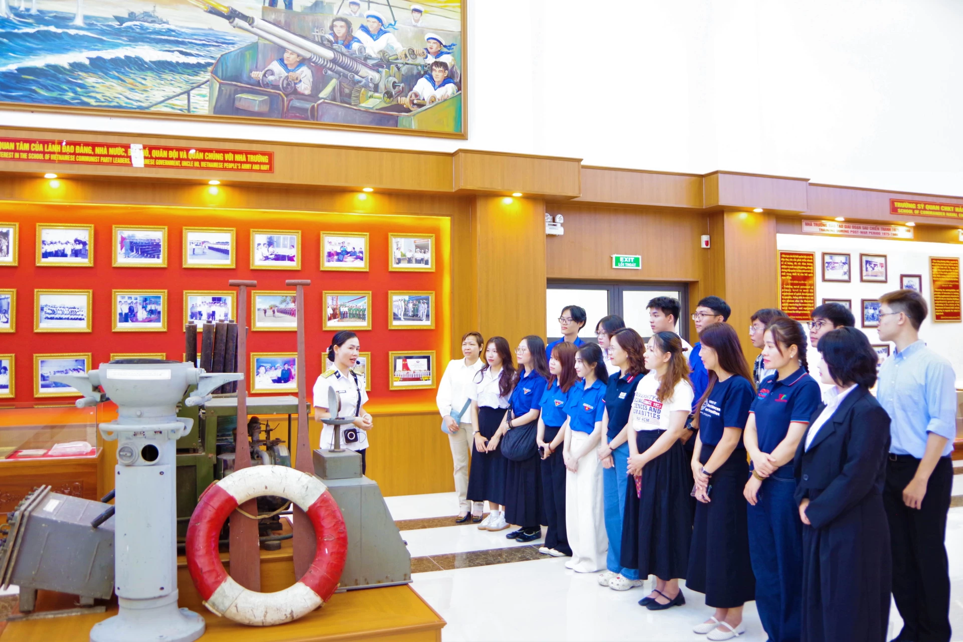 Đoàn công tác tham quan Phòng Truyền thống Học viện Hải quân.