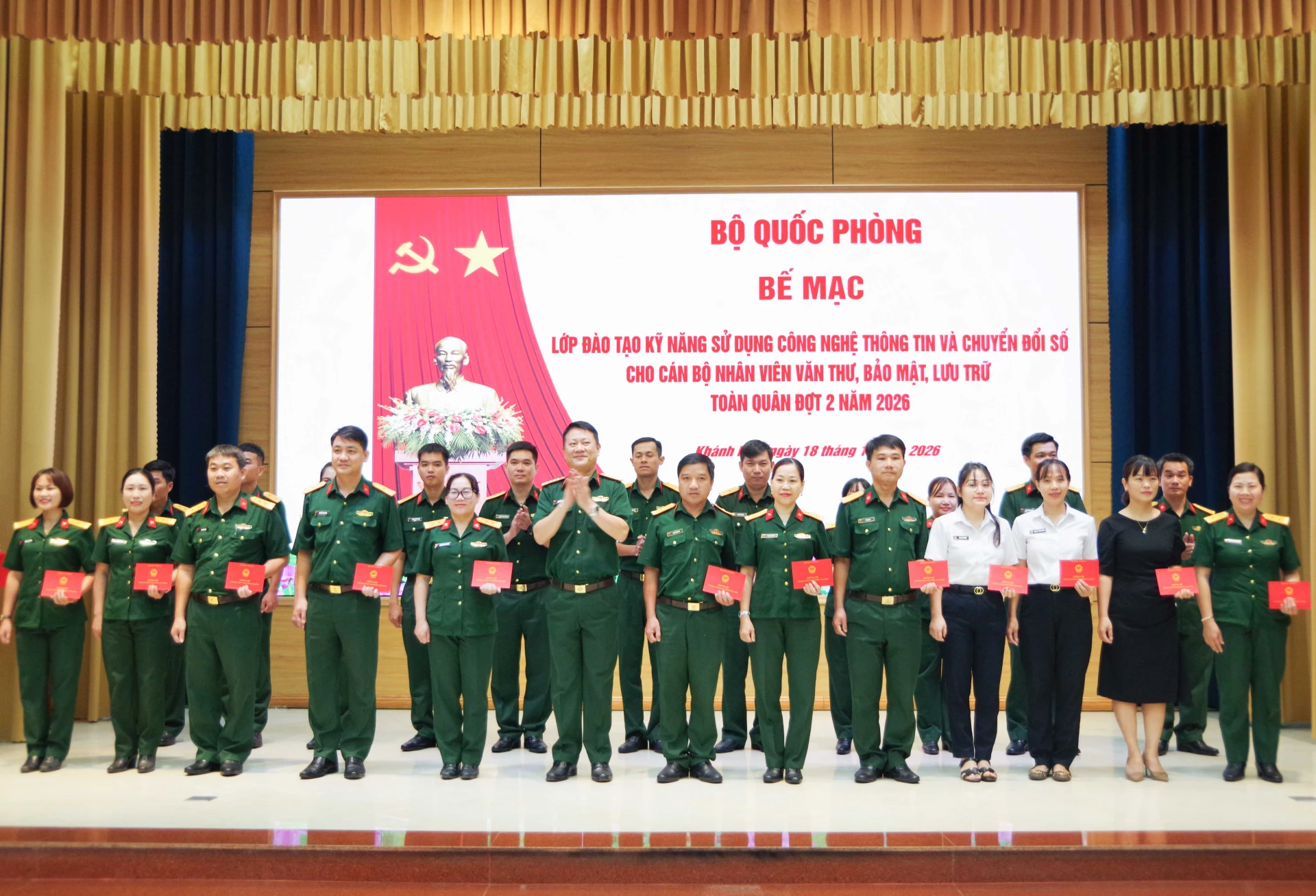 Ban Tổ chức trao chứng chỉ cho học viên.