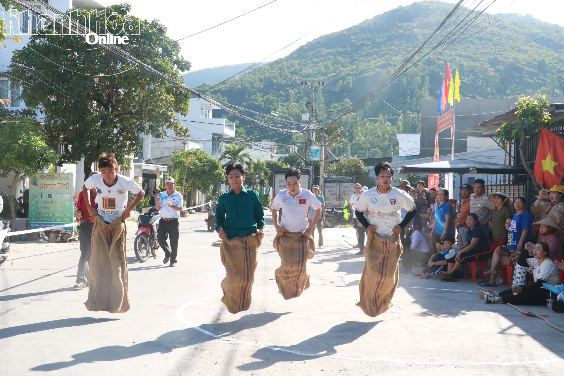 Người dân phường Nam Nha Trang tham gia trò chơi nhảy bao bố tại Ngày hội Đại đoàn kết toàn dân tộc năm 2025.