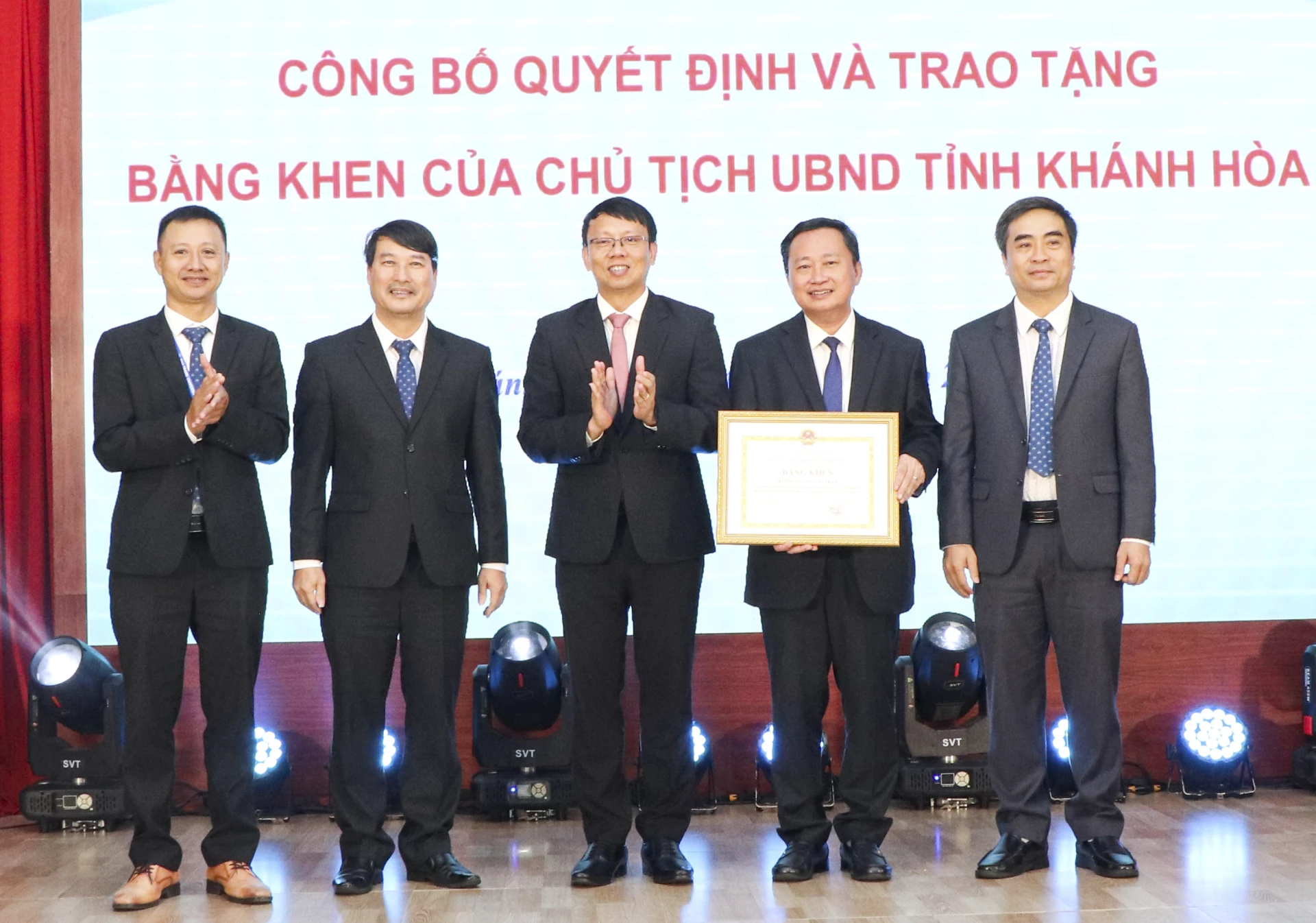 Đồng chí Nguyễn Thanh Hà trao bằng khen của UBND tỉnh cho tập thể Trường Đại học Nha Trang.