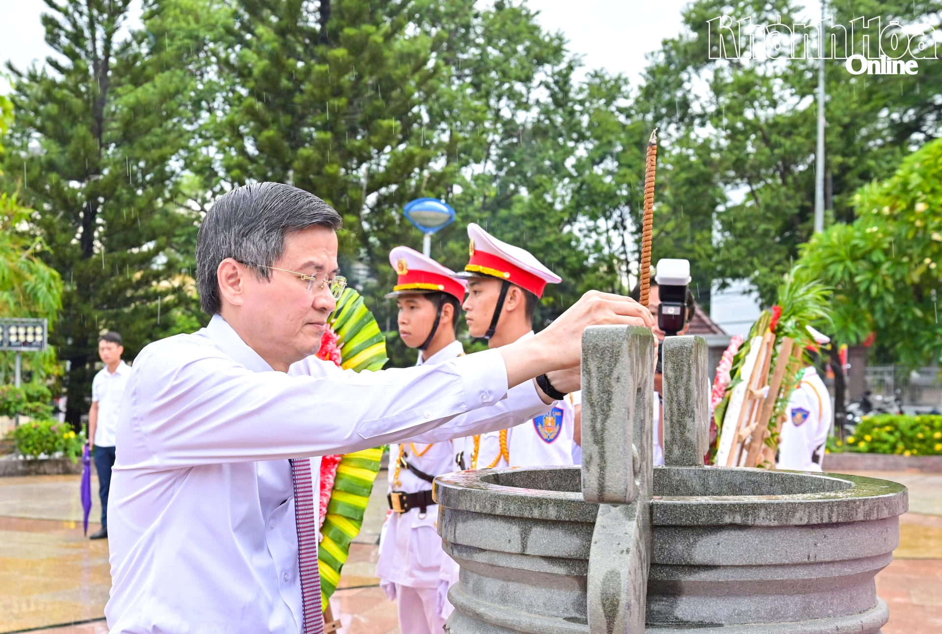 PGS, TS. Đoàn Minh Huấn dâng hương.