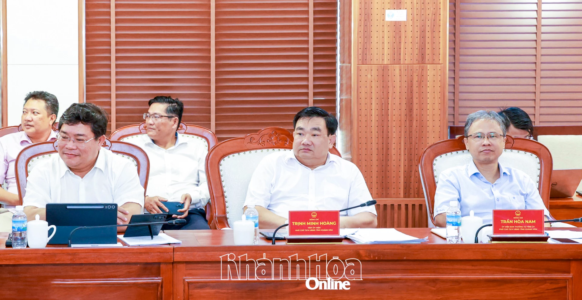 Các đồng chí: Trần Hòa Nam, Trịnh Minh Hoàng và đại biểu tham dự hội nghị tại điểm cầu Khánh Hòa.