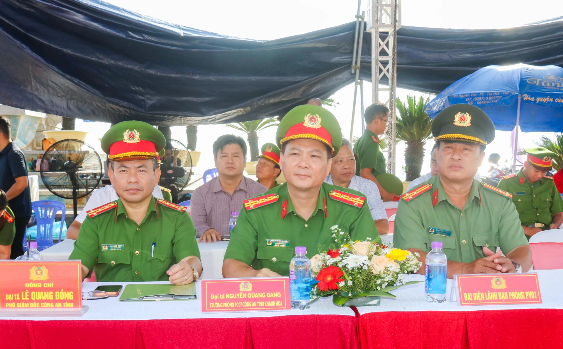 Đại tá Lê Quang Đồng cùng các đại biểu tham dự hội thi.