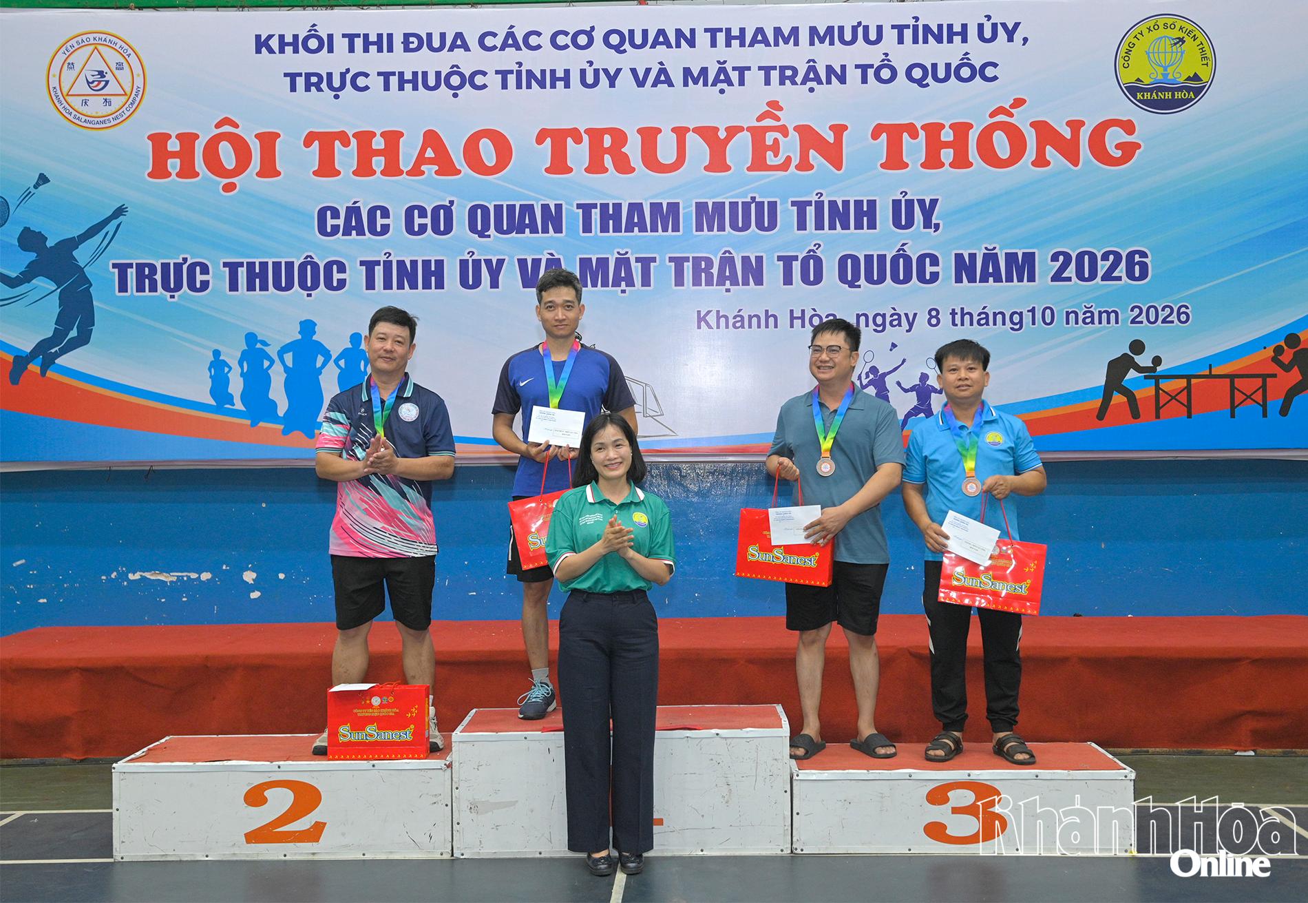 Đại diện Ban tổ chức trao huy chương giải thưởng cho các VĐV đơn nam cầu lông.