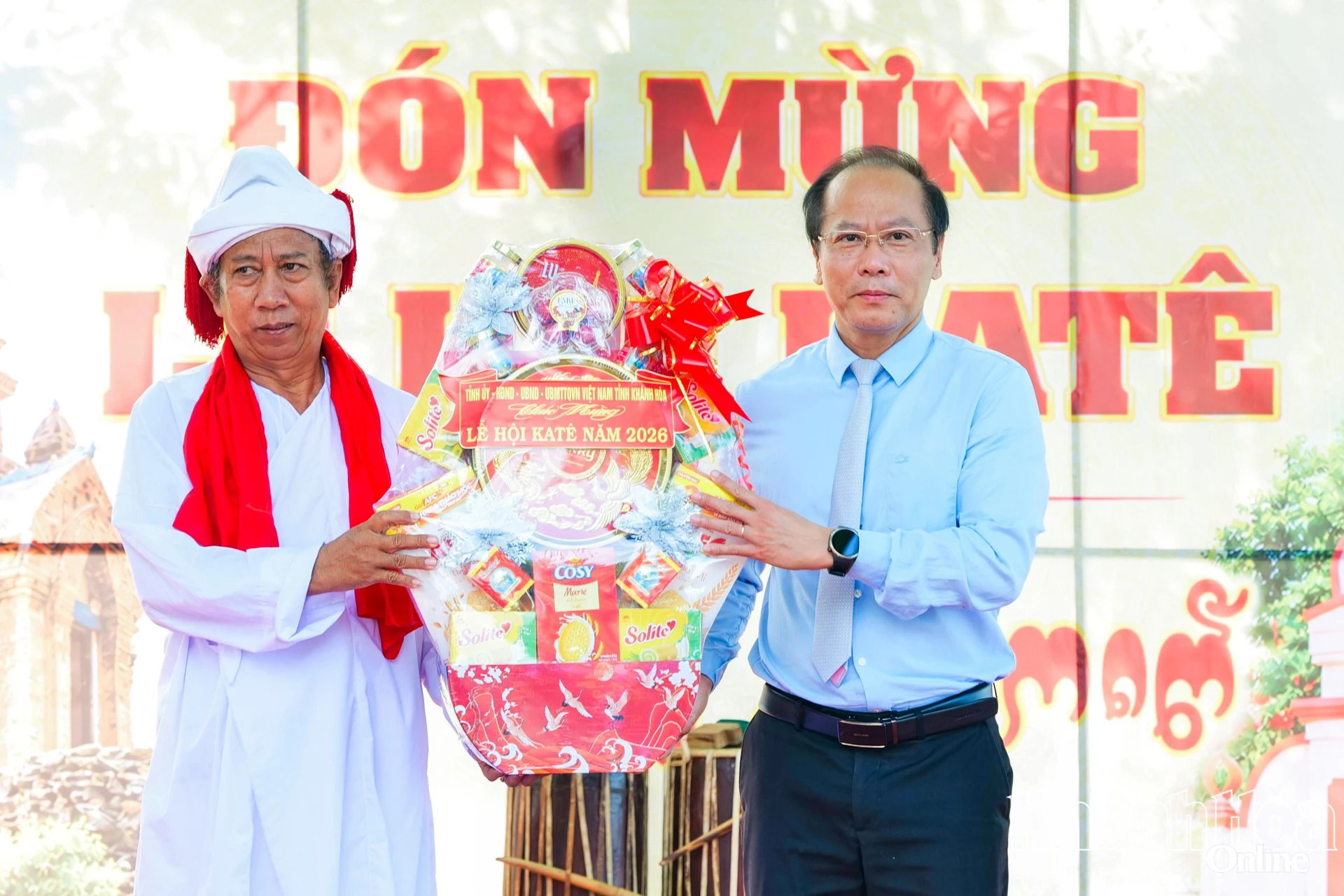 Đồng chí Nguyễn Khắc Hà tặng quà chúc mừng Lễ hội Katê năm 2026 tại đền Pô Inư Nưgar.
