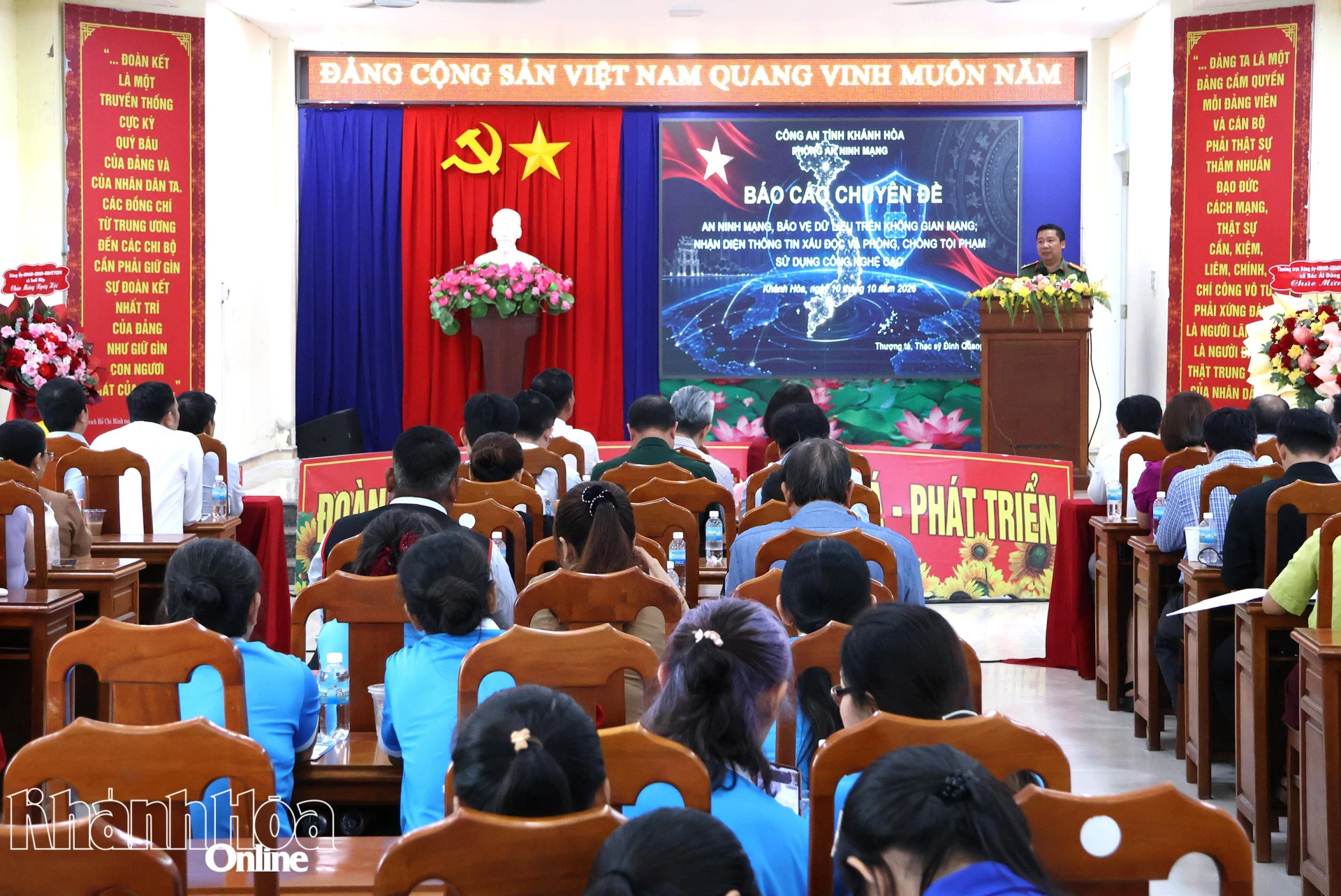 Lãnh đạo Phòng An ninh mạng tỉnh Khánh Hòa trình bay tham luận “An ninh mạng, bảo vệ dữ liệu trên không gian mạng; nhận diện thông tin xấu độc và phòng, chống tội phạm sử dụng công nghệ cao”.