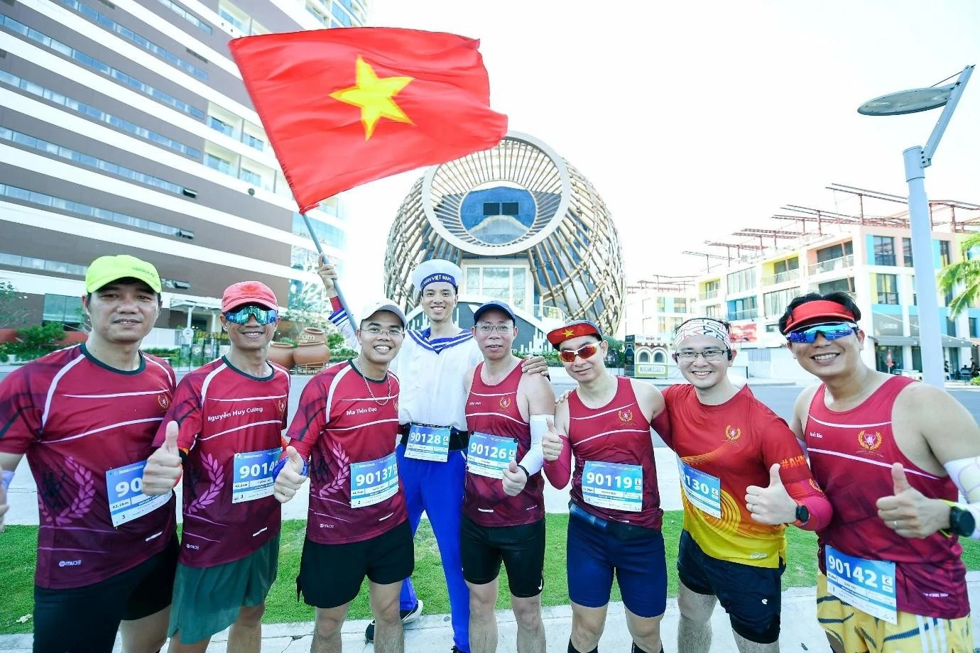 Vận động viên giải chạy Tiền Phong Marathon 2026 ghi lại khoảnh khắc tại Nhà hát Đó - công trình biểu tượng tại Libera Nha Trang.
