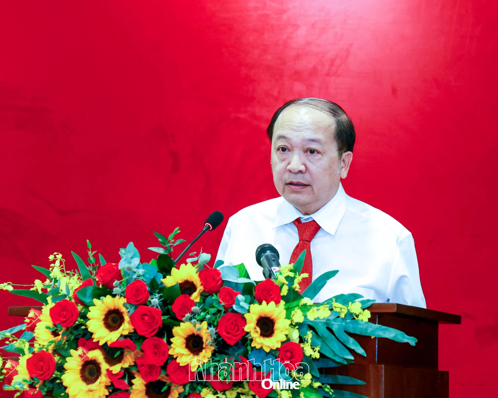 Lãnh đạo Sở Y tế trình bày nội dung về quy định mức hỗ trợ đóng bảo hiểm y tế cho người dân tộc thiểu số.
