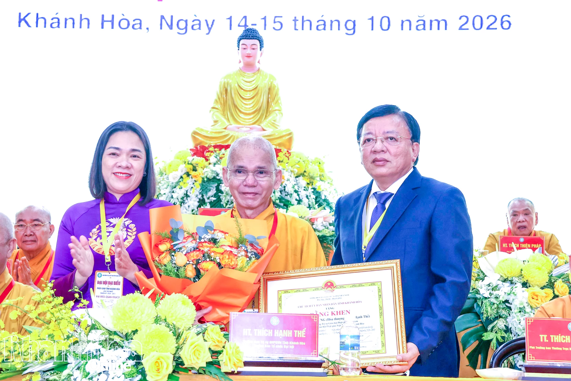 Lãnh đạo tỉnh Khánh hòa tặng bằng khen cho các tập thể và cá nhân.