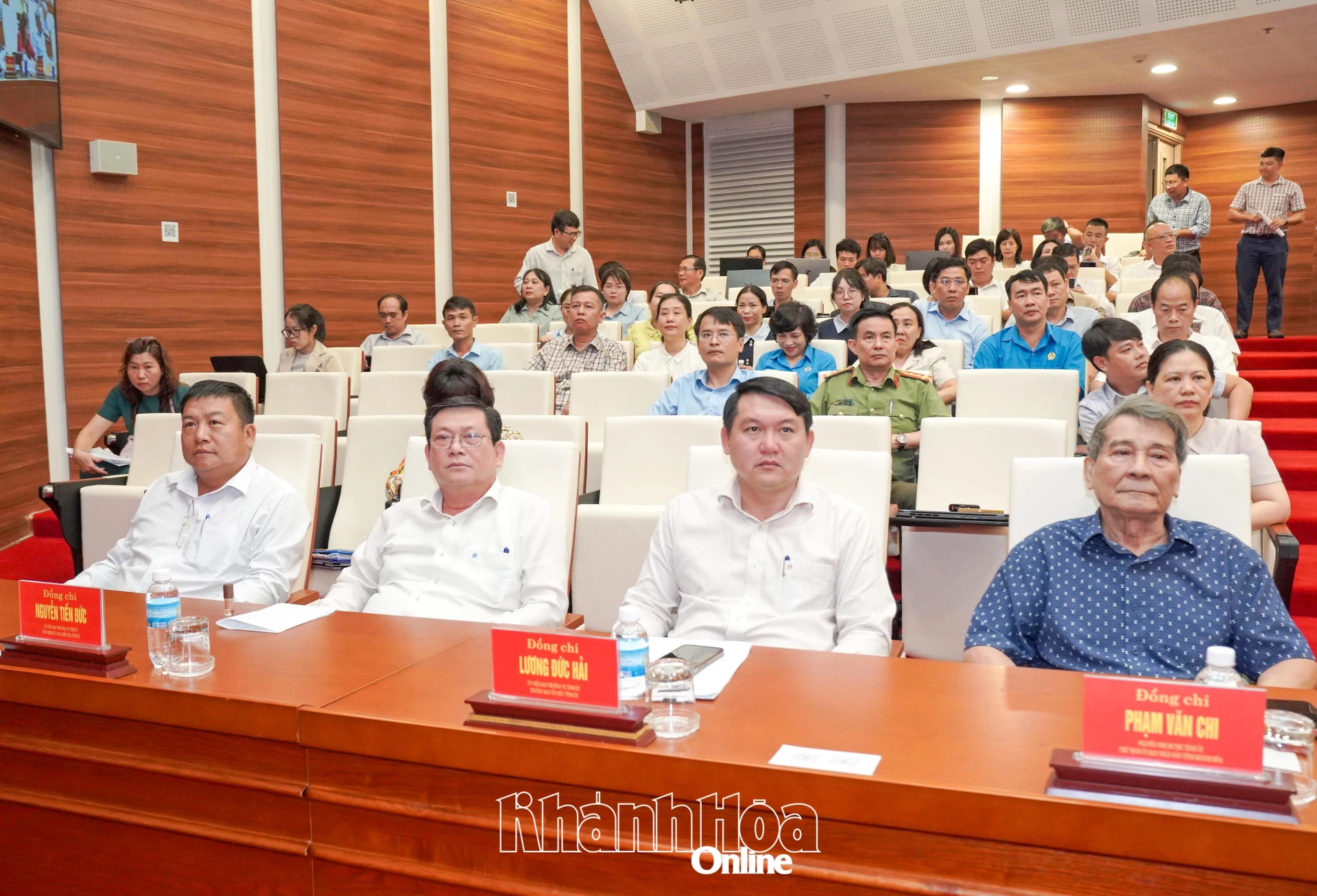Các đồng chí: Phạm Văn Chi - nguyên Phó Bí thư Tỉnh ủy, nguyên Chủ tịch UBND tỉnh; Lương Đức Hải - Ủy viên Ban Thường vụ Tỉnh ủy, Trưởng Ban Tổ chức Tỉnh ủy; Nguyễn Tiến Đức - Ủy viên Ban Thường vụ Tỉnh ủy, Chủ nhiệm Ủy ban Kiểm tra Tỉnh ủy tham dự hội nghị.