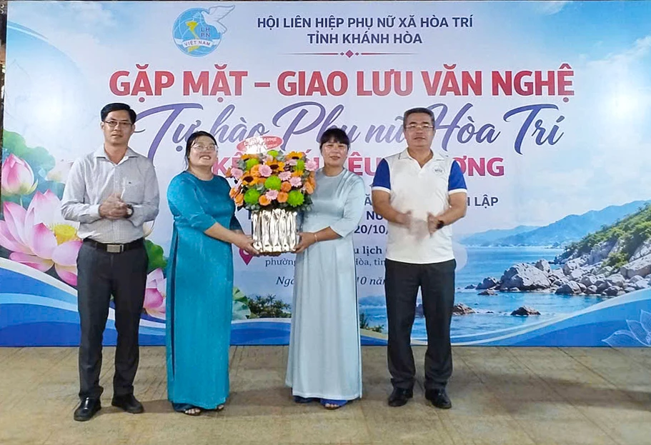 Lãnh đạo xã tặng hoa chúc mừng Hội Liên hiệp Phụ nữ xã.