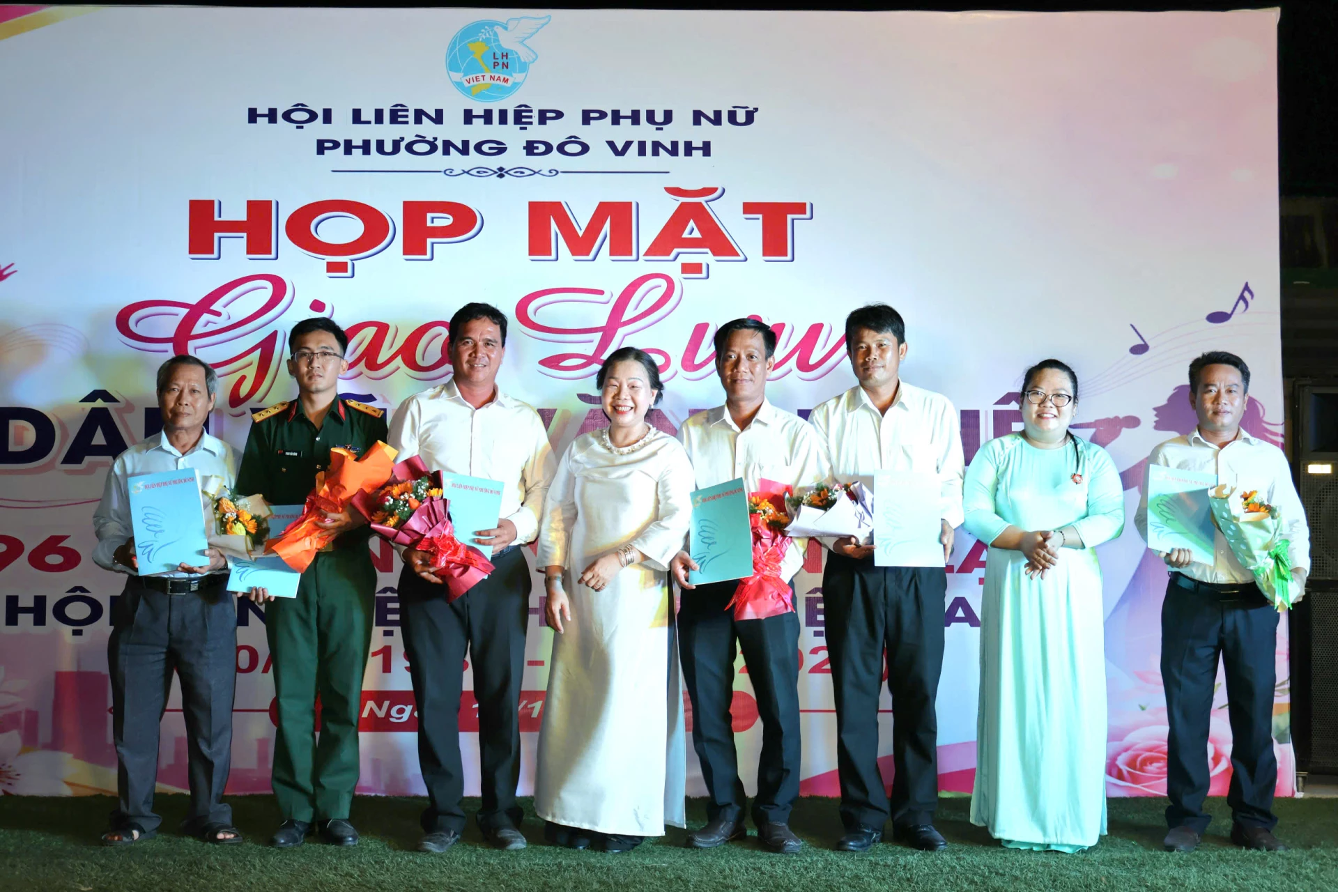 Hội kết nạp hội viên danh dự.