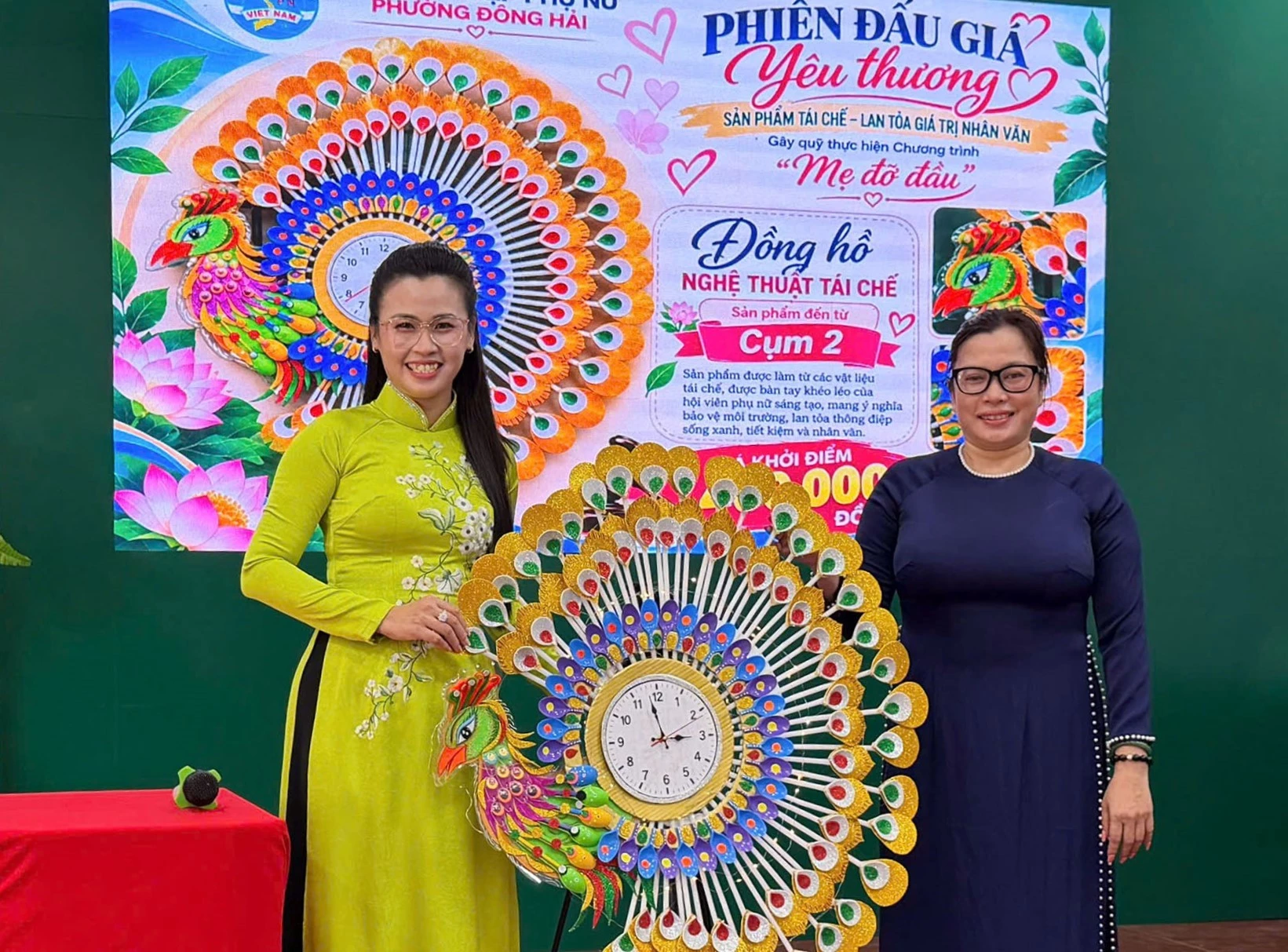 Sản phẩm đồng hồ nghệ thuật tái chế được đấu giá tại chương trình.