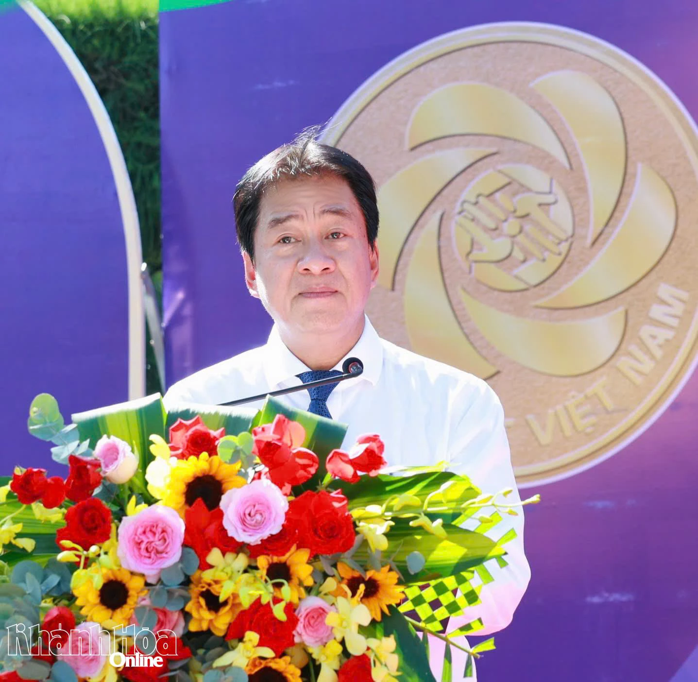 Phó Chủ tịch Thường trực UBND tỉnh Nguyễn Long Biên phát biểu chào mừng.