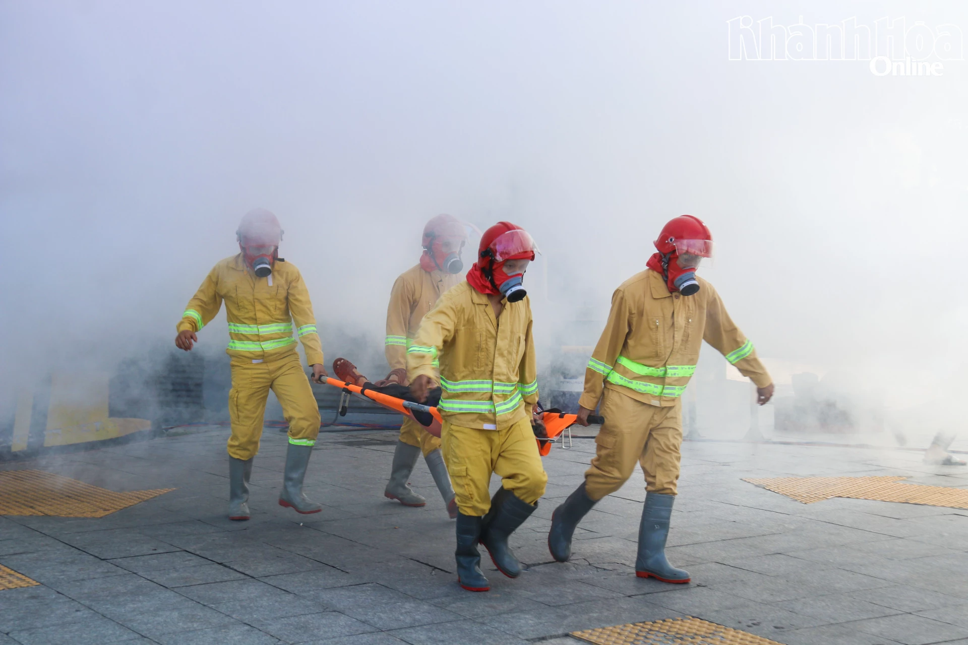 Lực lượng chữa cháy tại chỗ khẩn trương đưa người bị nạn ra khỏi hiện trường.