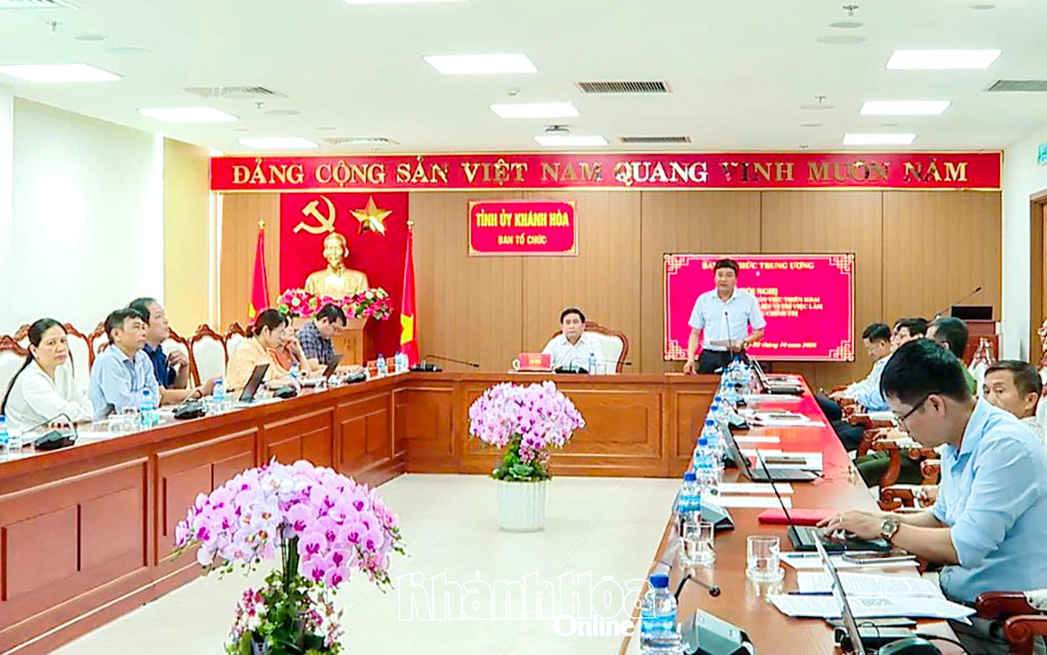 Phó Chủ tịch Ủy ban MTTQ Việt Nam tỉnh Lê Văn Hoan phát biểu tại hội nghị.