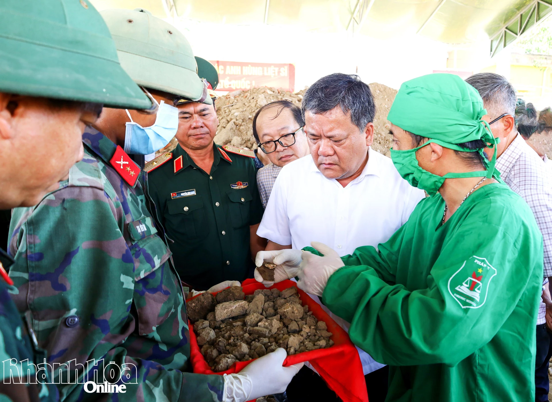 Đồng chí Trần Phong - Ủy viên Trung ương Đảng, Bí thư Tỉnh ủy kiểm tra, động viên lực lượng làm nhiệm vụ tìm kiếm hài cốt liệt sĩ tại khu vực Nhà lao Thành Diên Khánh (xã Diên Khánh).