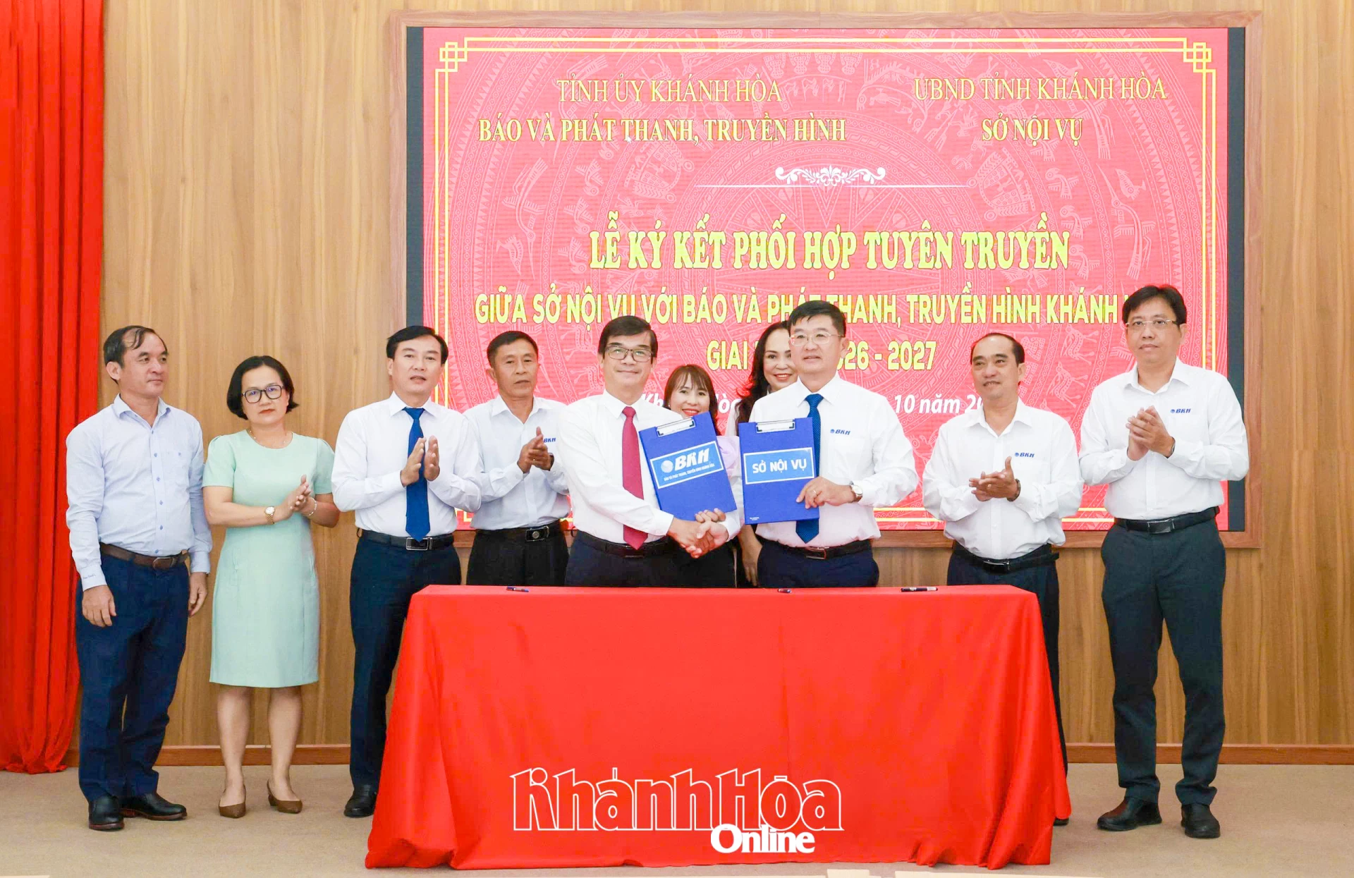 Lãnh đạo 2 cơ quan hoàn thành nghi thức ký biên bản ghi nhớ.