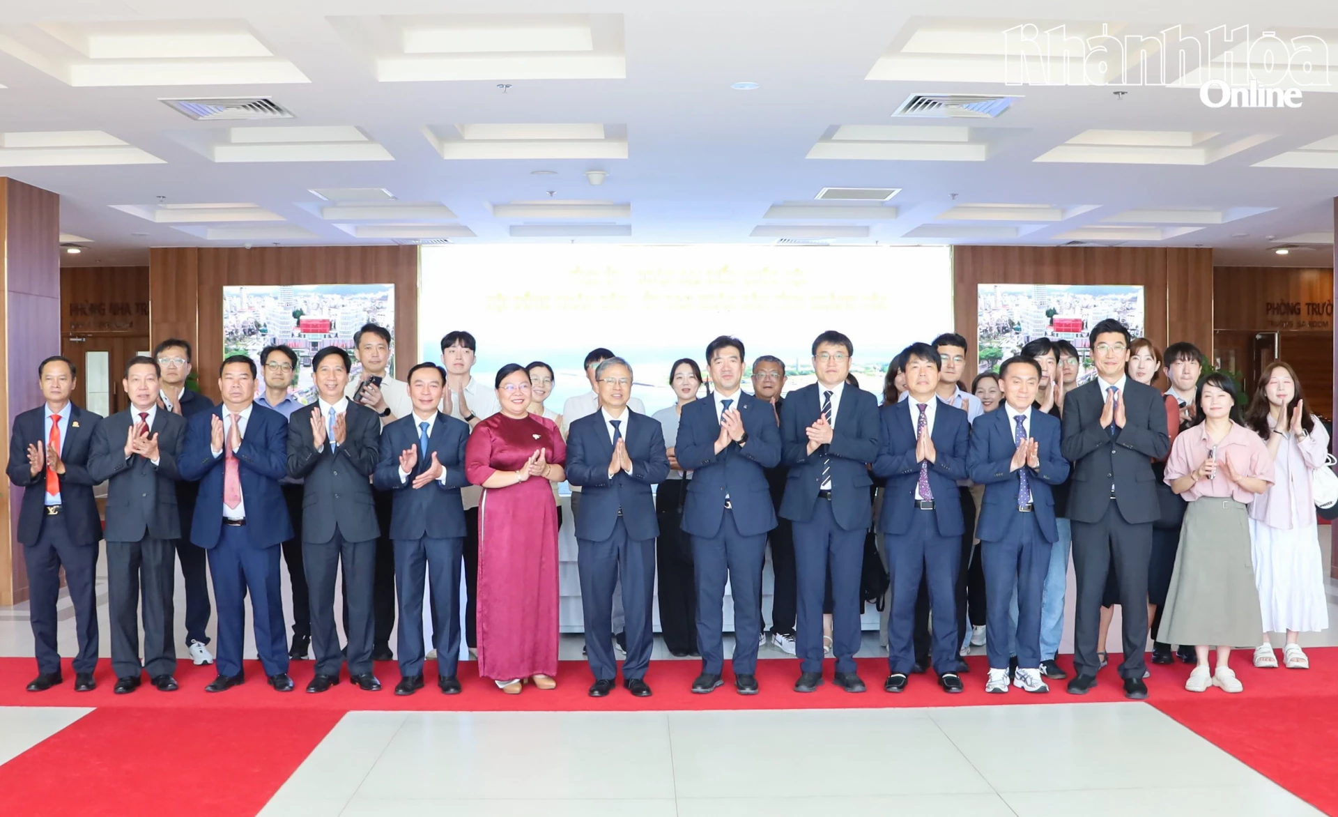 Đồng chí Trần Hòa Nam và ông Noh Dong-wan chụp ảnh lưu niệm với các đại biểu.