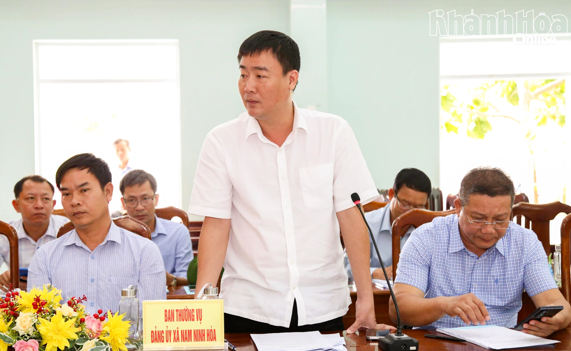 Lãnh đạo xã Nam Ninh Hòa phát biểu tại buổi làm việc.
