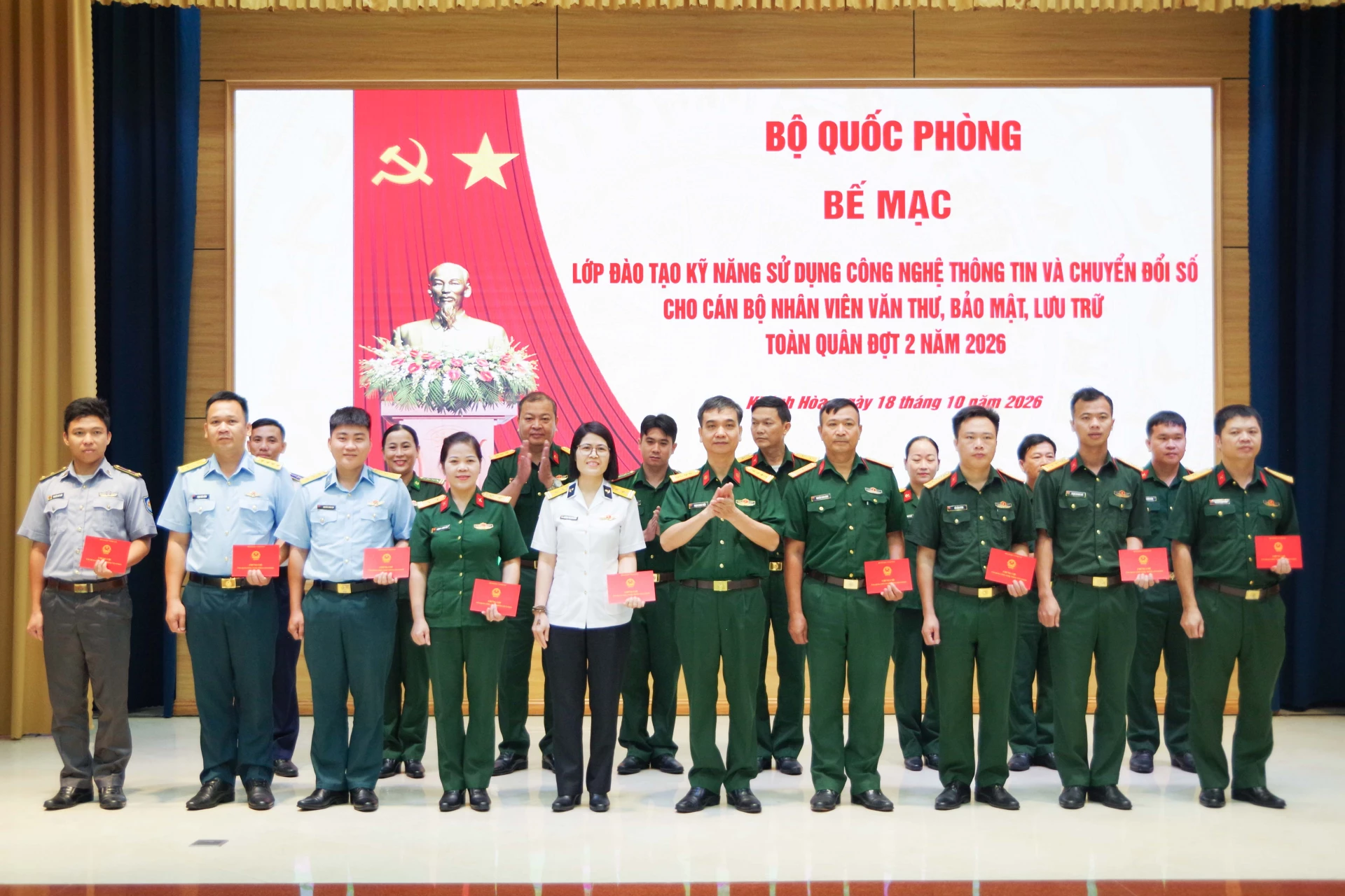 Ban Tổ chức trao chứng chỉ cho các học viên.