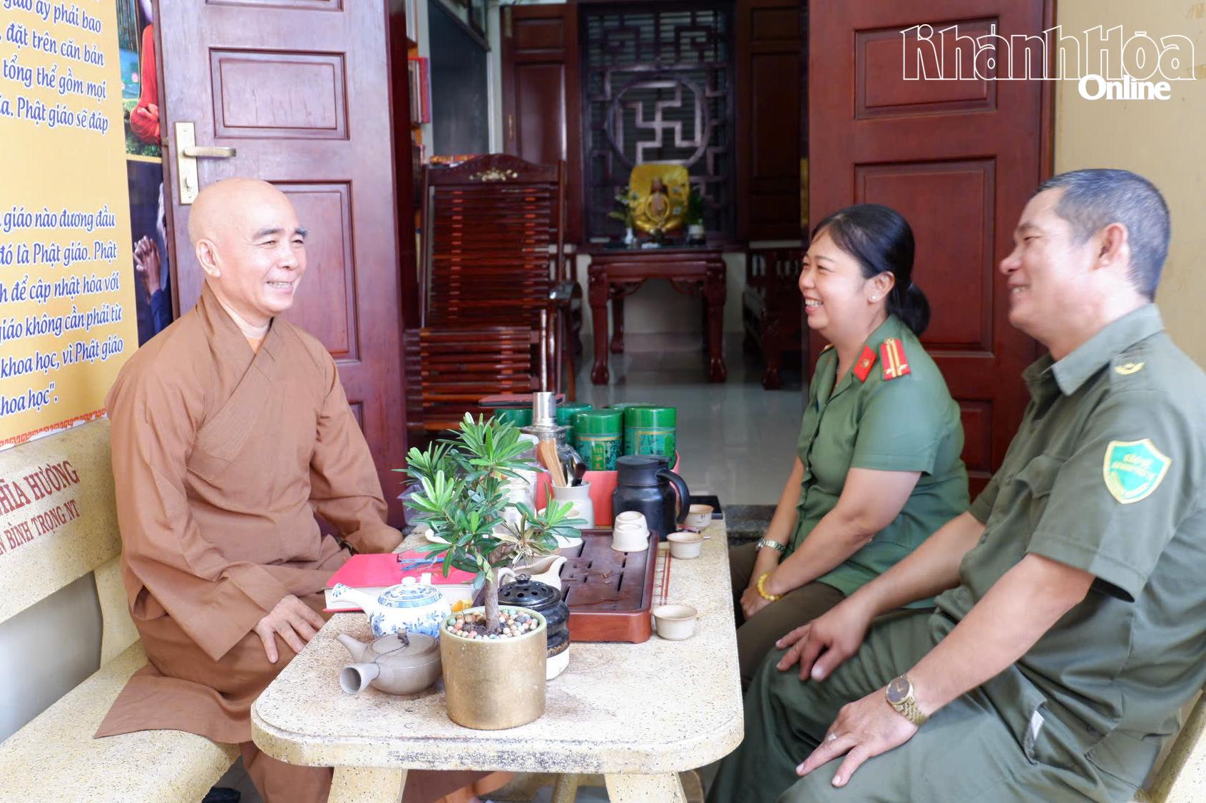 Cán bộ Công an phường Nha Trang và lực lượng an ninh, trật tự ở cơ sở thăm hỏi trụ trì chùa Nghĩa Hương.
