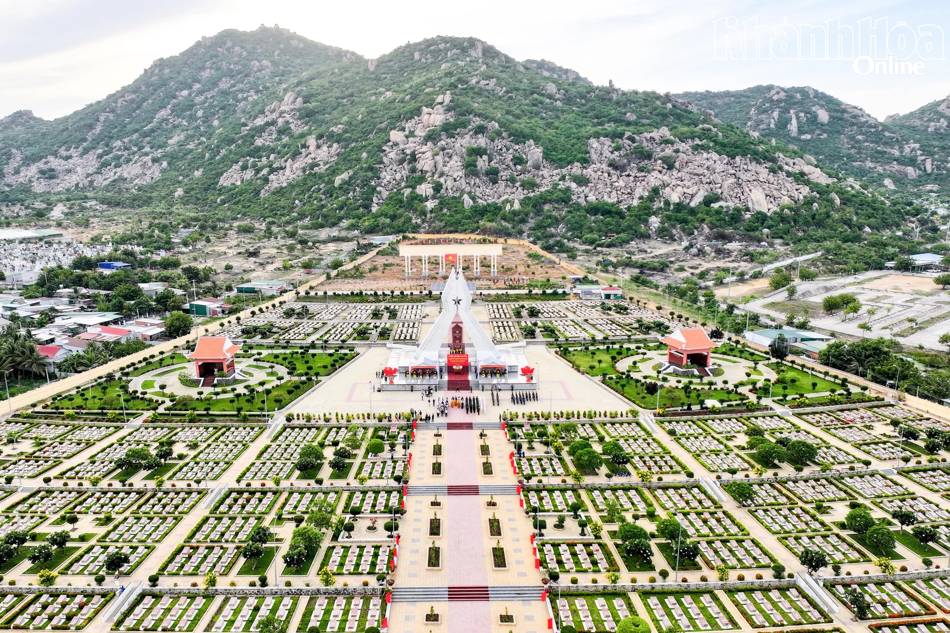 Toàn cảnh Nghĩa trang liệt sĩ Ninh Thuận nhìn từ trên cao.  Từ đầu “Chiến dịch 500 ngày đêm”  đến nay đã có rất nhiều hài cốt liệt sĩ được tìm kiếm, cất bốc tại các địa phương phía nam tỉnh được đưa về an nghỉ bên đồng đội nơi đây.

