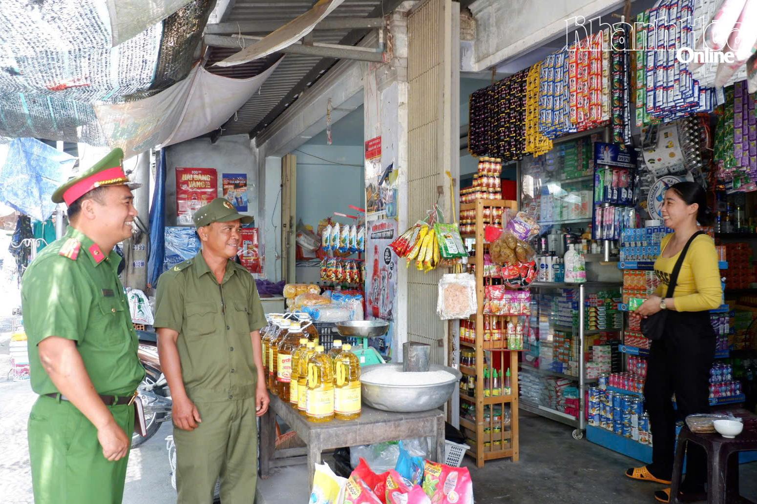 Cán bộ Công an xã Công Hải cùng lực lượng an ninh, trật tự ở cơ sở tuần tra, kiểm soát địa bàn.