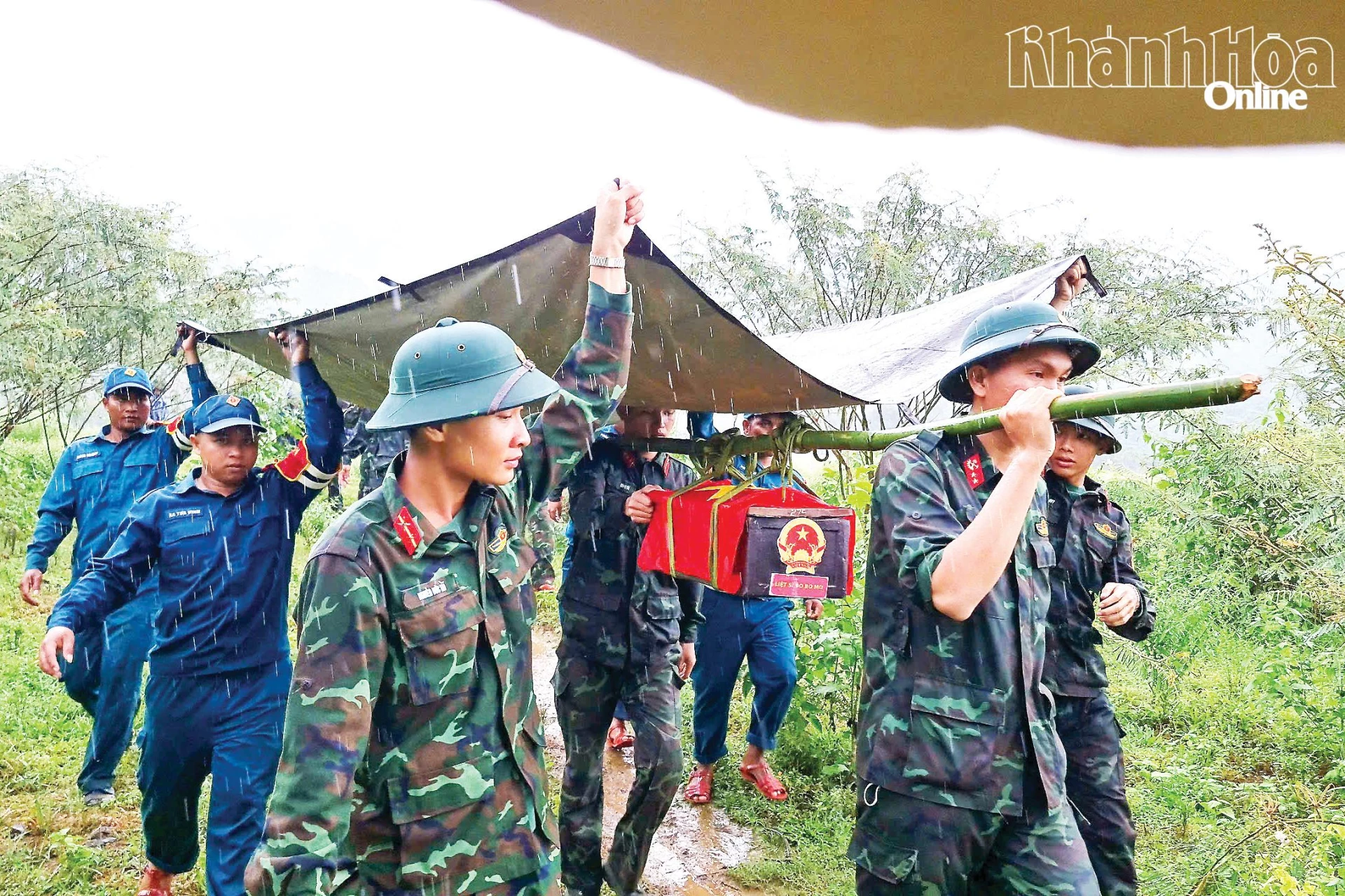 Cán bộ, chiến sĩ dầm mưa, băng rừng, nỗ lực quyết tâm hoàn thành tốt nhiệm vụ từ trái tim.