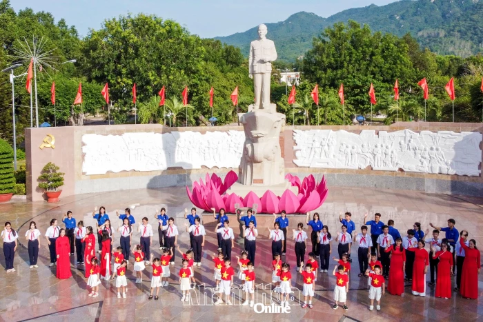 Kỷ niệm 80 năm Ngày Chủ tịch Hồ Chí Minh đến vịnh Cam Ranh (18-10-1946 - 18-10-2026): Bác Hồ trong lòng dân Khánh Hòa