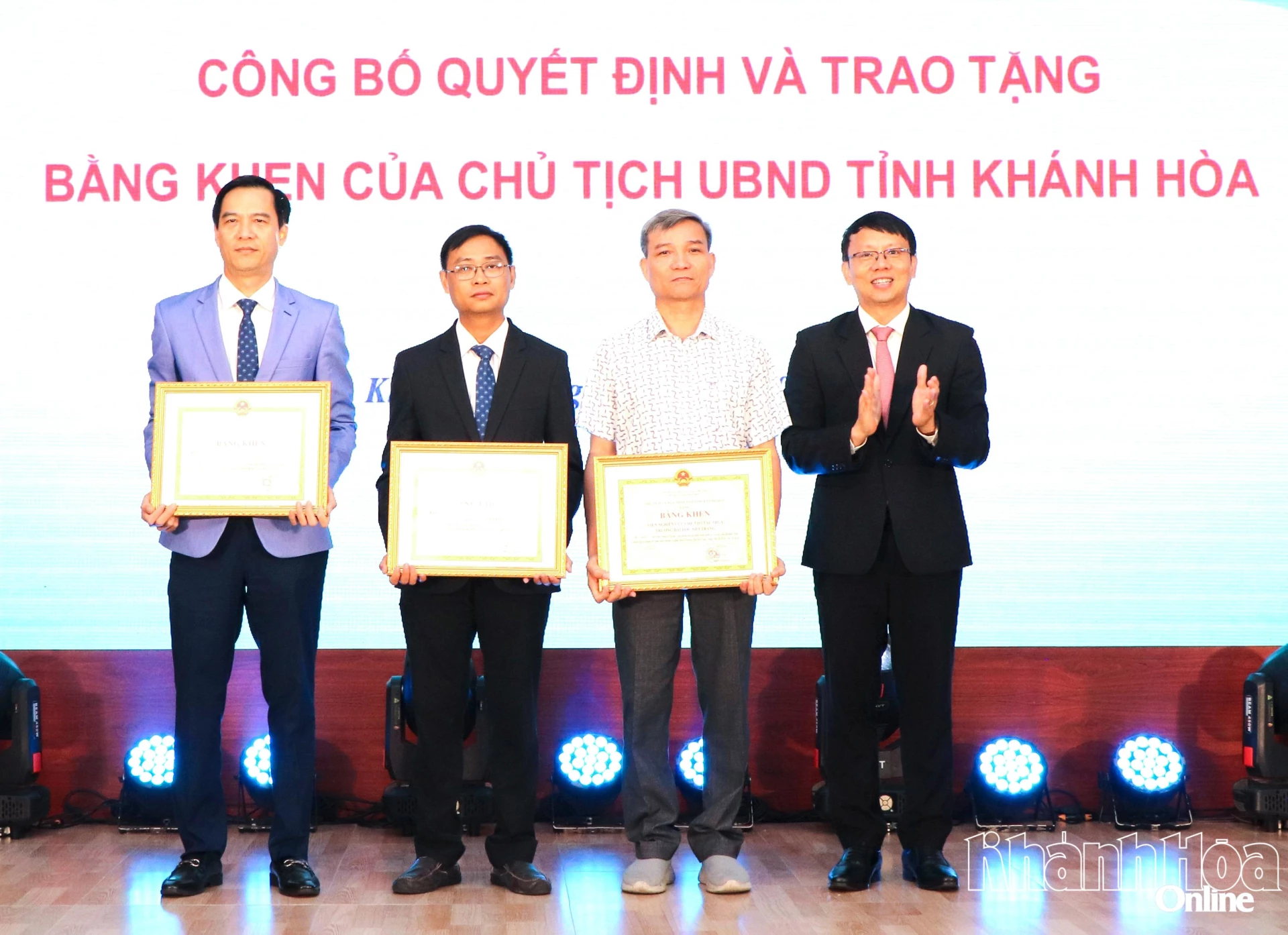 Đồng chí Nguyễn Thanh Hà trao bằng khen của UBND tỉnh cho các tập thể của Trường Đại học Nha Trang.