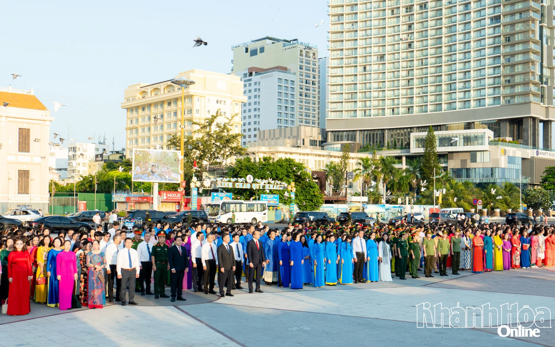 Hơn 1.000 cán bộ, hội viên phụ nữ tham dự lễ chào cờ.