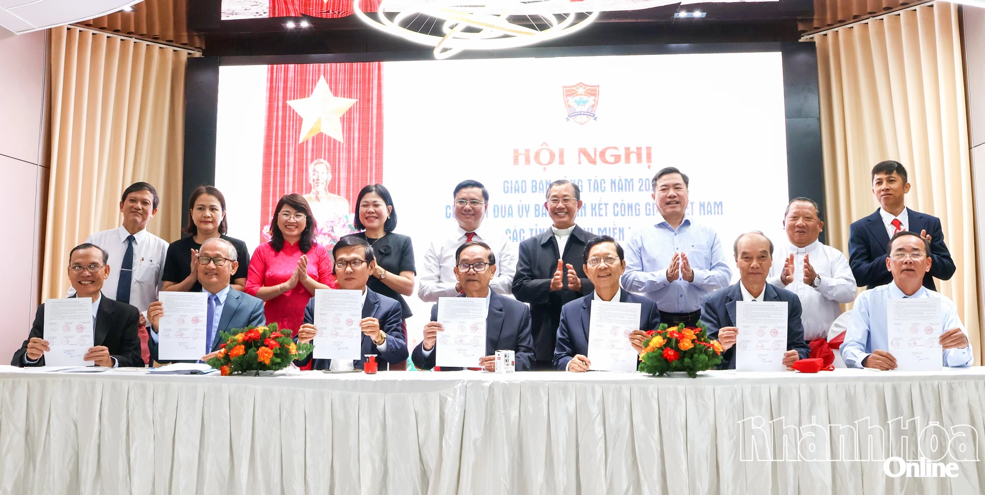Đại diện Ủy ban Đoàn kết Công giáo các tỉnh, thành phố miền Trung ký kết giao ước thi đua năm 2027.