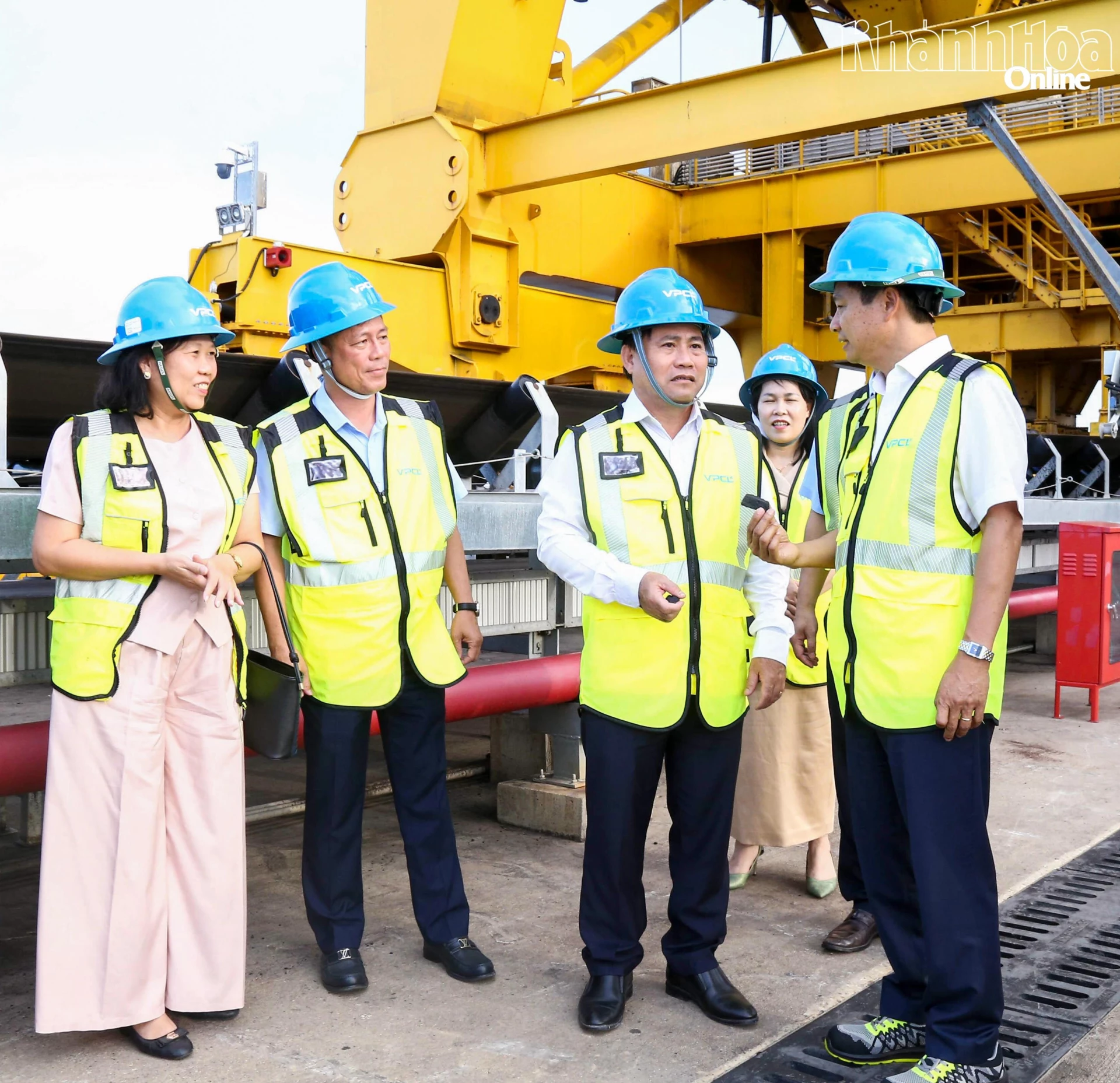 Đồng chí Lâm Đông và đoàn công tác tham quan Nhà máy Nhiệt điện BOT Vân Phong 1.