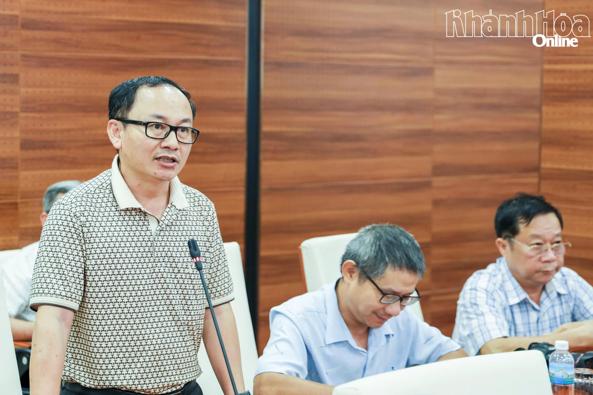 Đại diện Báo Tiền phong tại Khánh Hòa phát biểu tại họp báo.